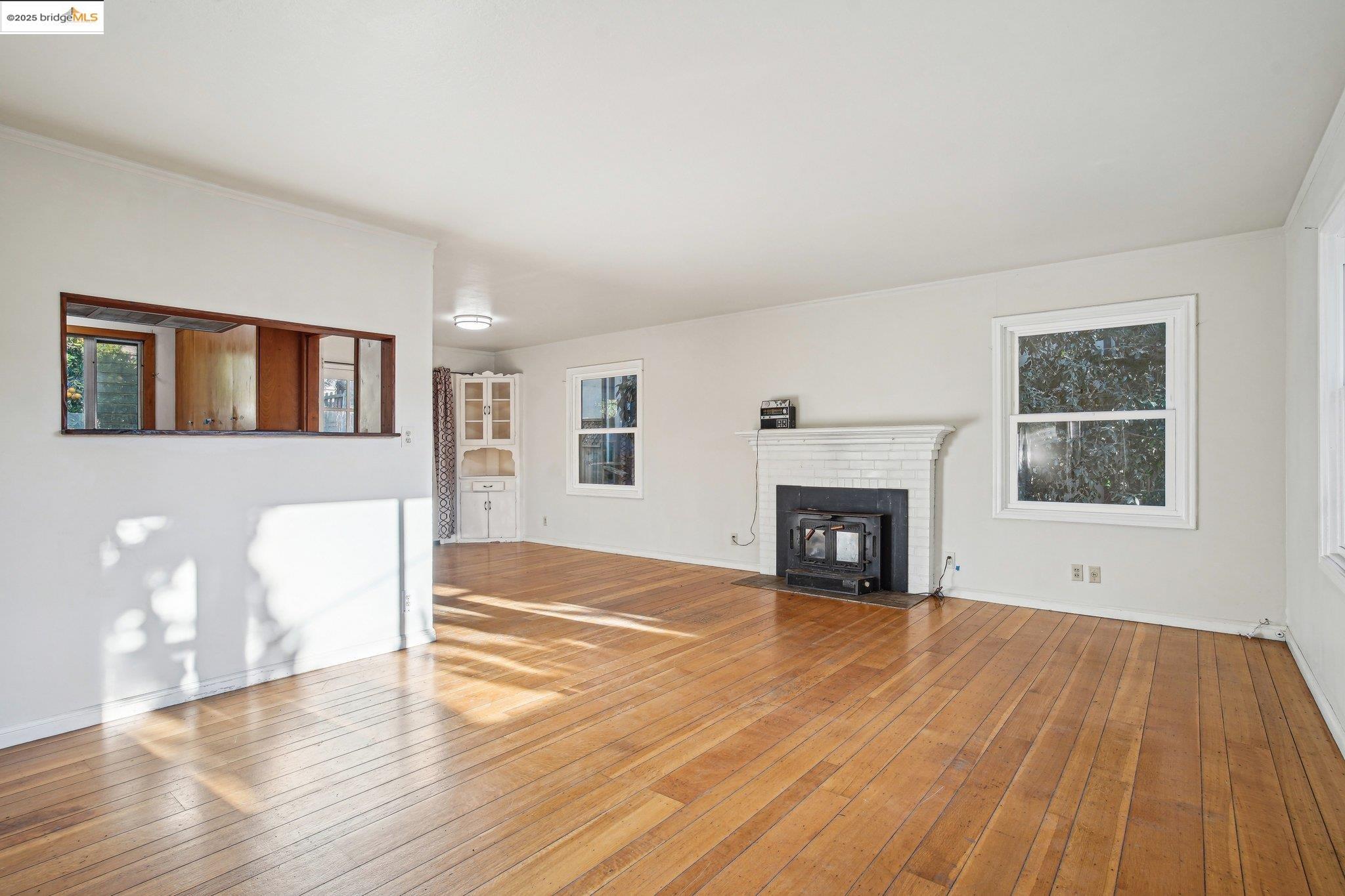 Detail Gallery Image 14 of 39 For 6576 Lucas Ave, Oakland,  CA 94611 - 4 Beds | 2 Baths