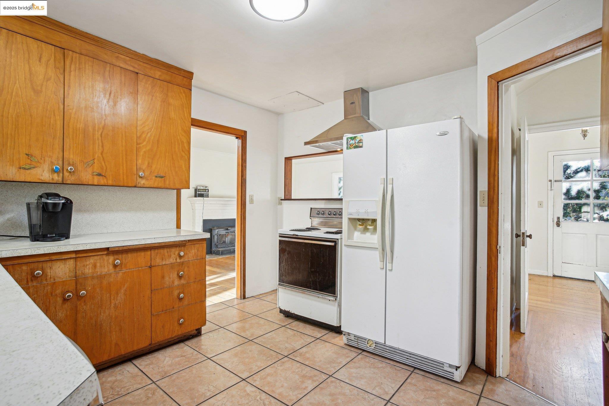 Detail Gallery Image 15 of 39 For 6576 Lucas Ave, Oakland,  CA 94611 - 4 Beds | 2 Baths