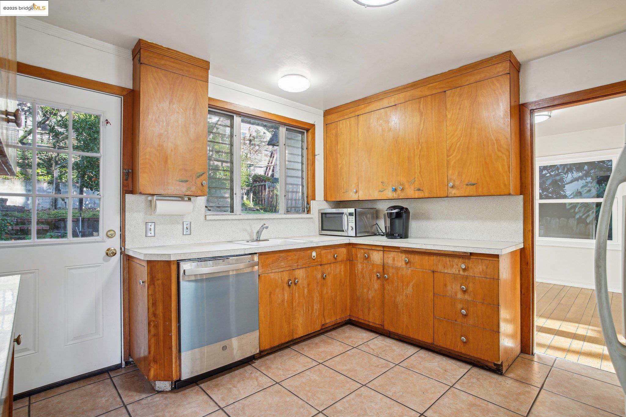 Detail Gallery Image 16 of 39 For 6576 Lucas Ave, Oakland,  CA 94611 - 4 Beds | 2 Baths