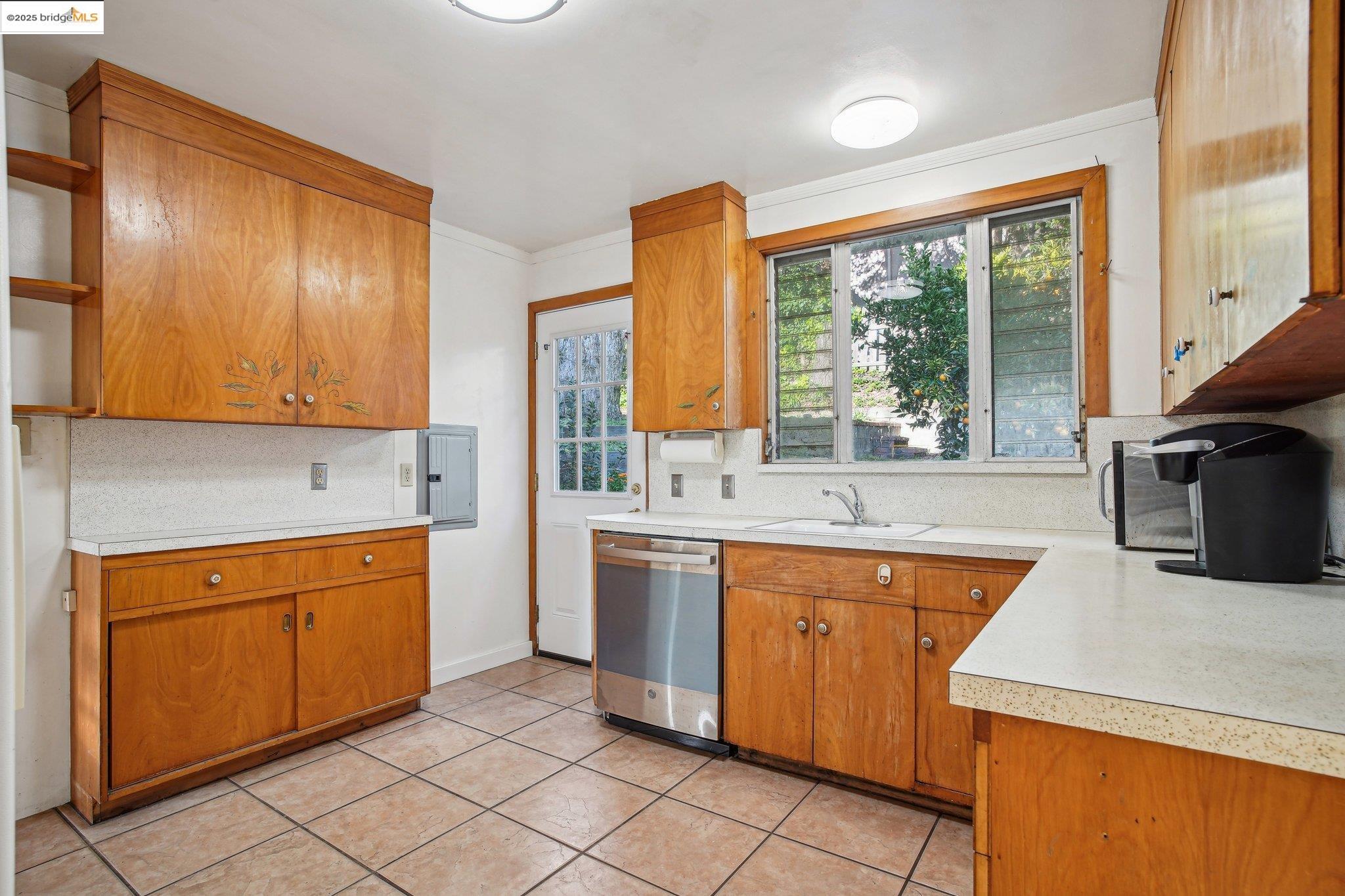 Detail Gallery Image 17 of 39 For 6576 Lucas Ave, Oakland,  CA 94611 - 4 Beds | 2 Baths