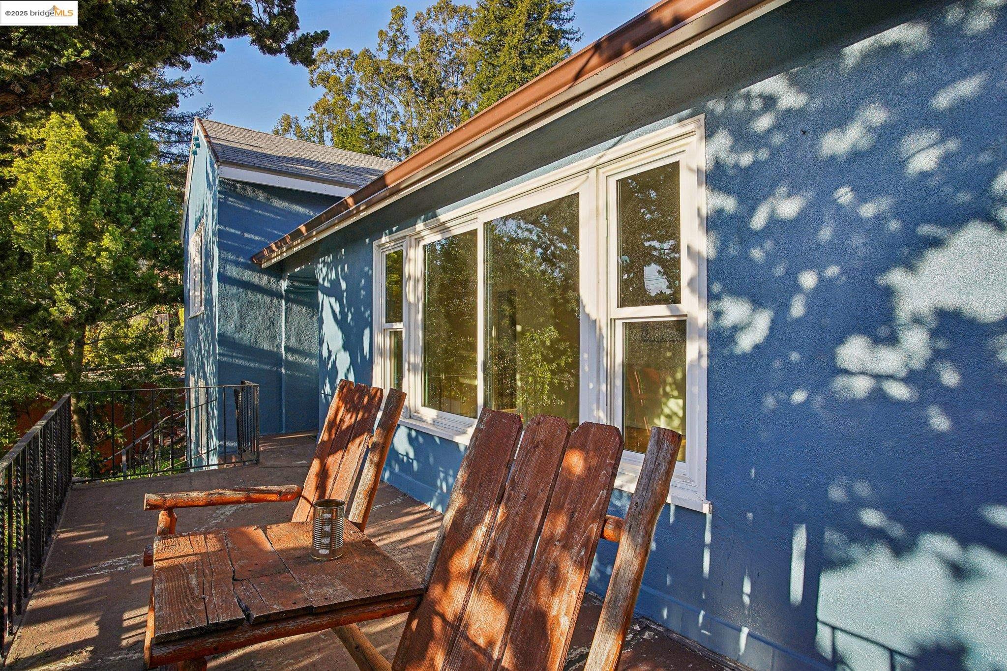 Detail Gallery Image 3 of 39 For 6576 Lucas Ave, Oakland,  CA 94611 - 4 Beds | 2 Baths