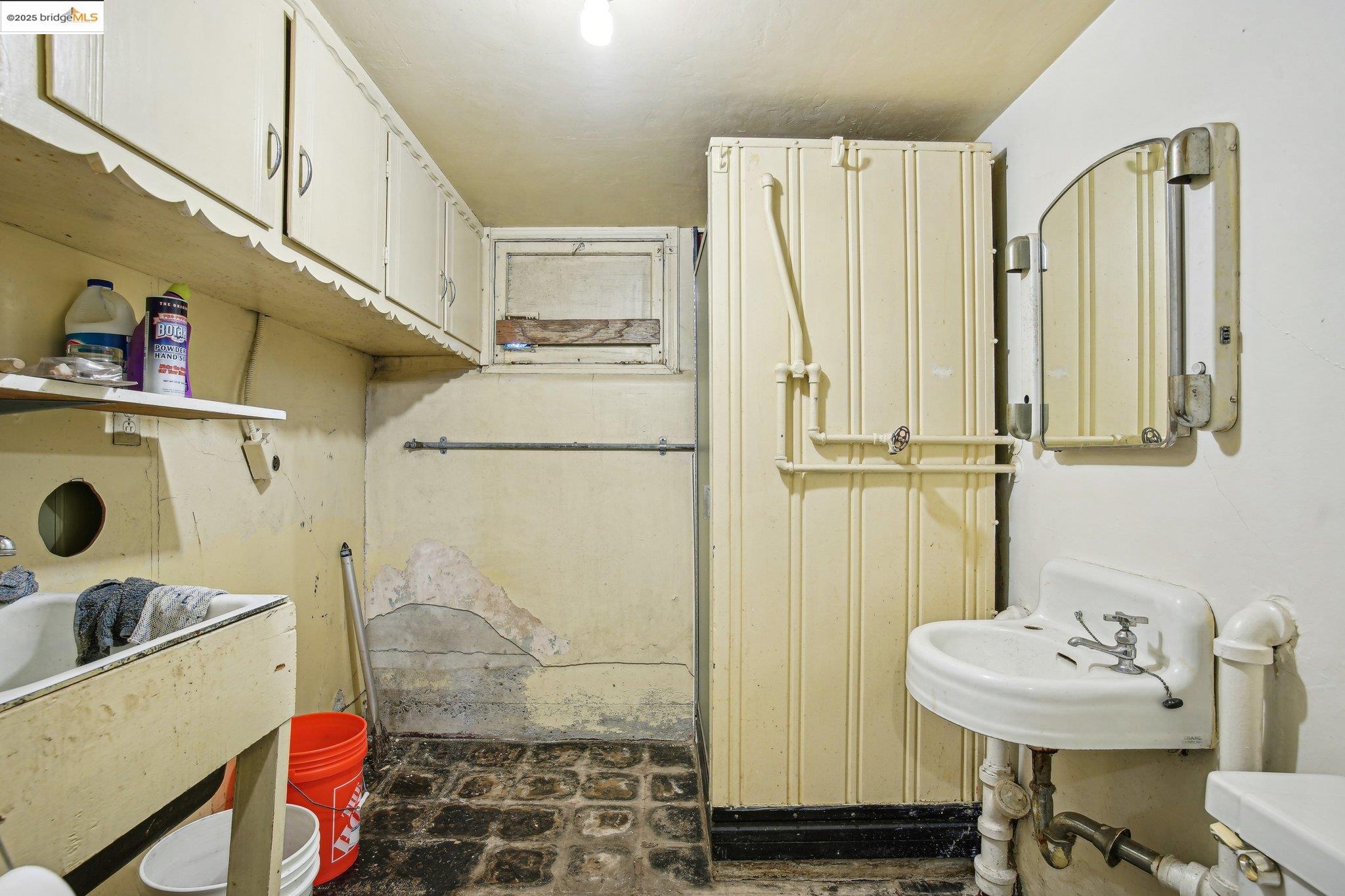 Detail Gallery Image 31 of 39 For 6576 Lucas Ave, Oakland,  CA 94611 - 4 Beds | 2 Baths