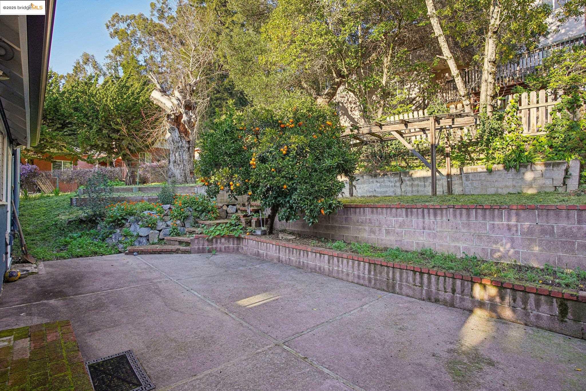 Detail Gallery Image 32 of 39 For 6576 Lucas Ave, Oakland,  CA 94611 - 4 Beds | 2 Baths
