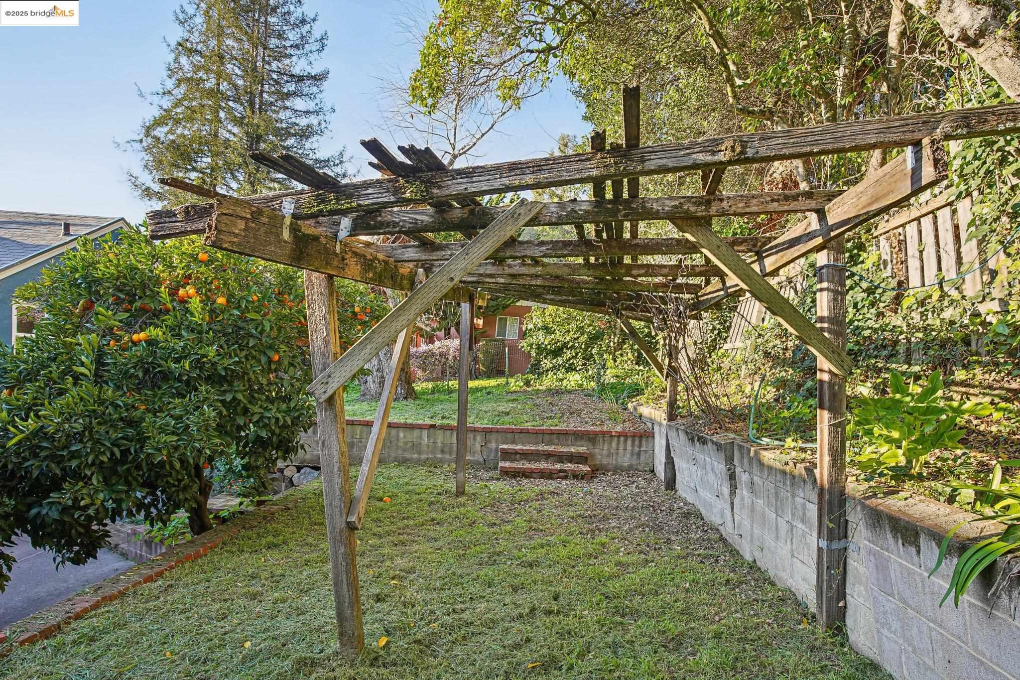 Detail Gallery Image 33 of 39 For 6576 Lucas Ave, Oakland,  CA 94611 - 4 Beds | 2 Baths