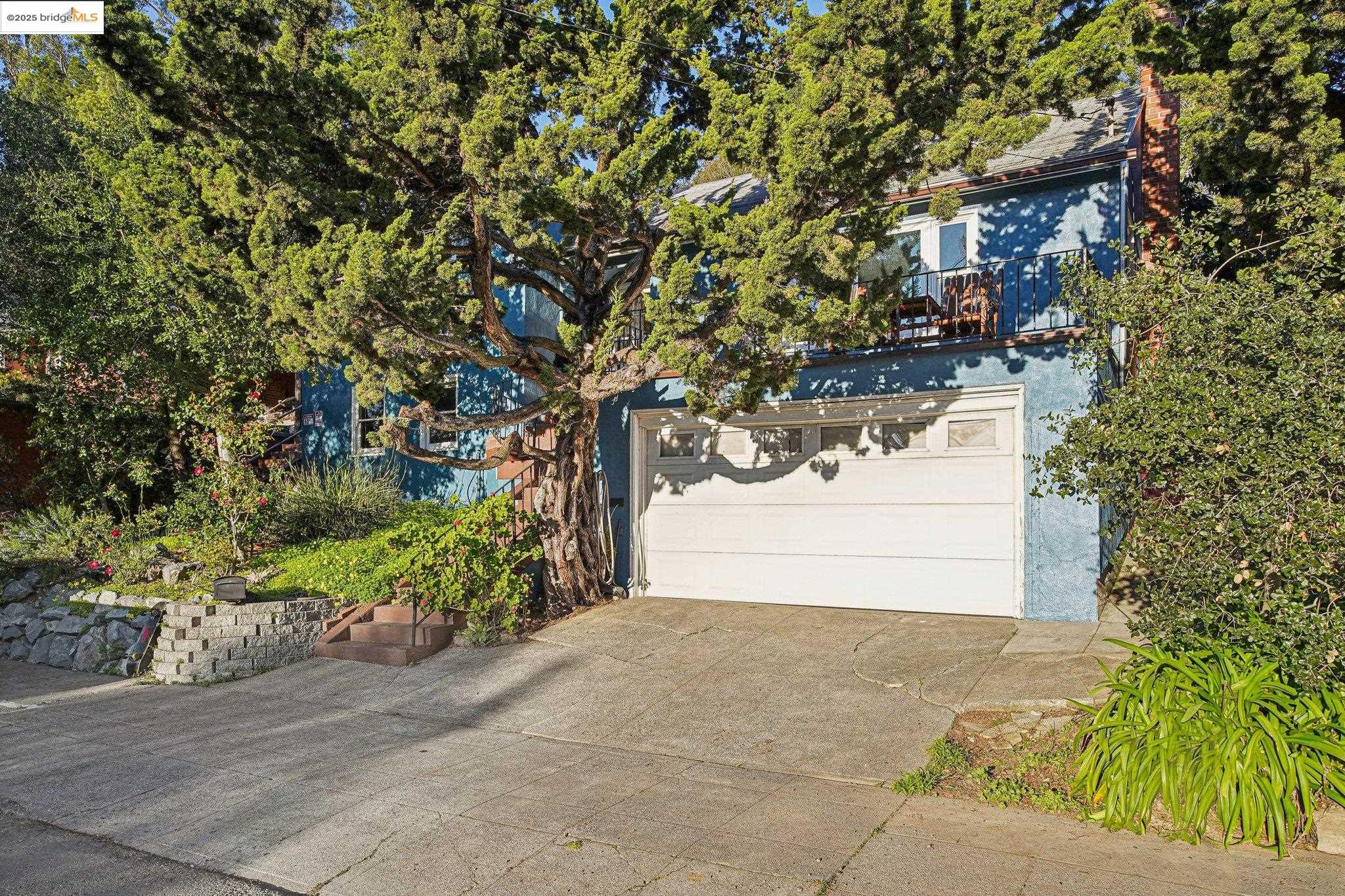 Detail Gallery Image 5 of 39 For 6576 Lucas Ave, Oakland,  CA 94611 - 4 Beds | 2 Baths