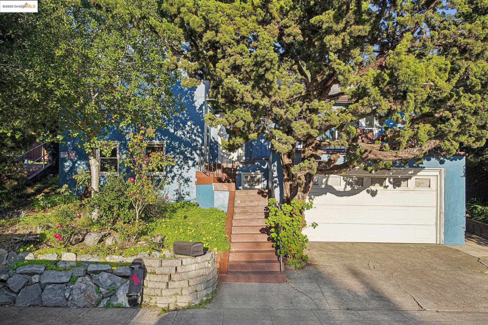 Detail Gallery Image 6 of 39 For 6576 Lucas Ave, Oakland,  CA 94611 - 4 Beds | 2 Baths
