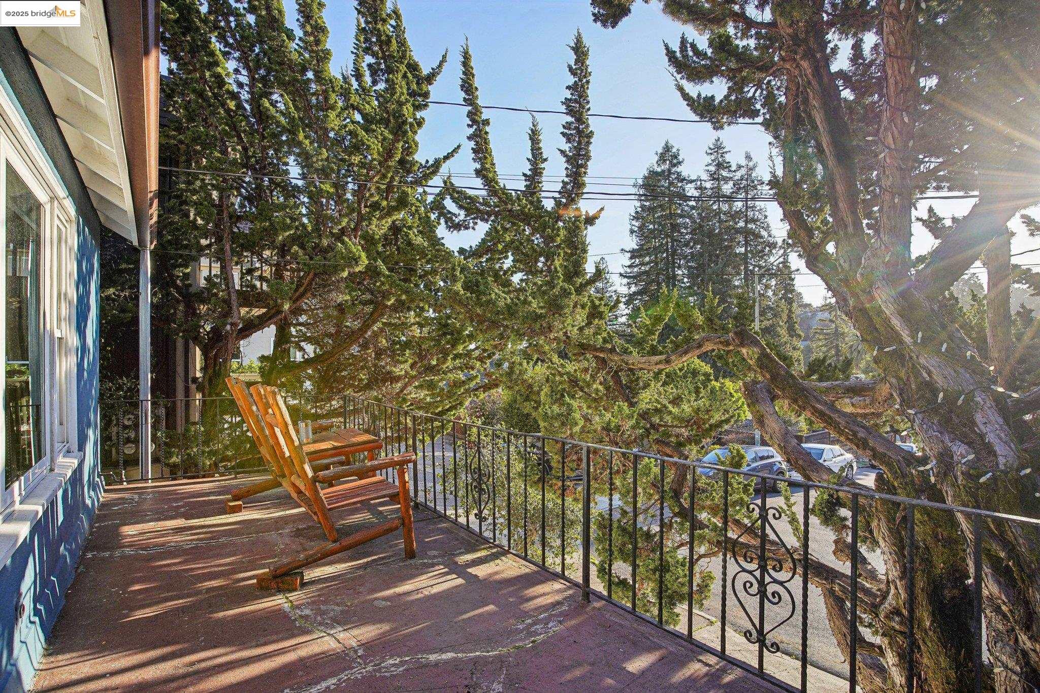 Detail Gallery Image 7 of 39 For 6576 Lucas Ave, Oakland,  CA 94611 - 4 Beds | 2 Baths