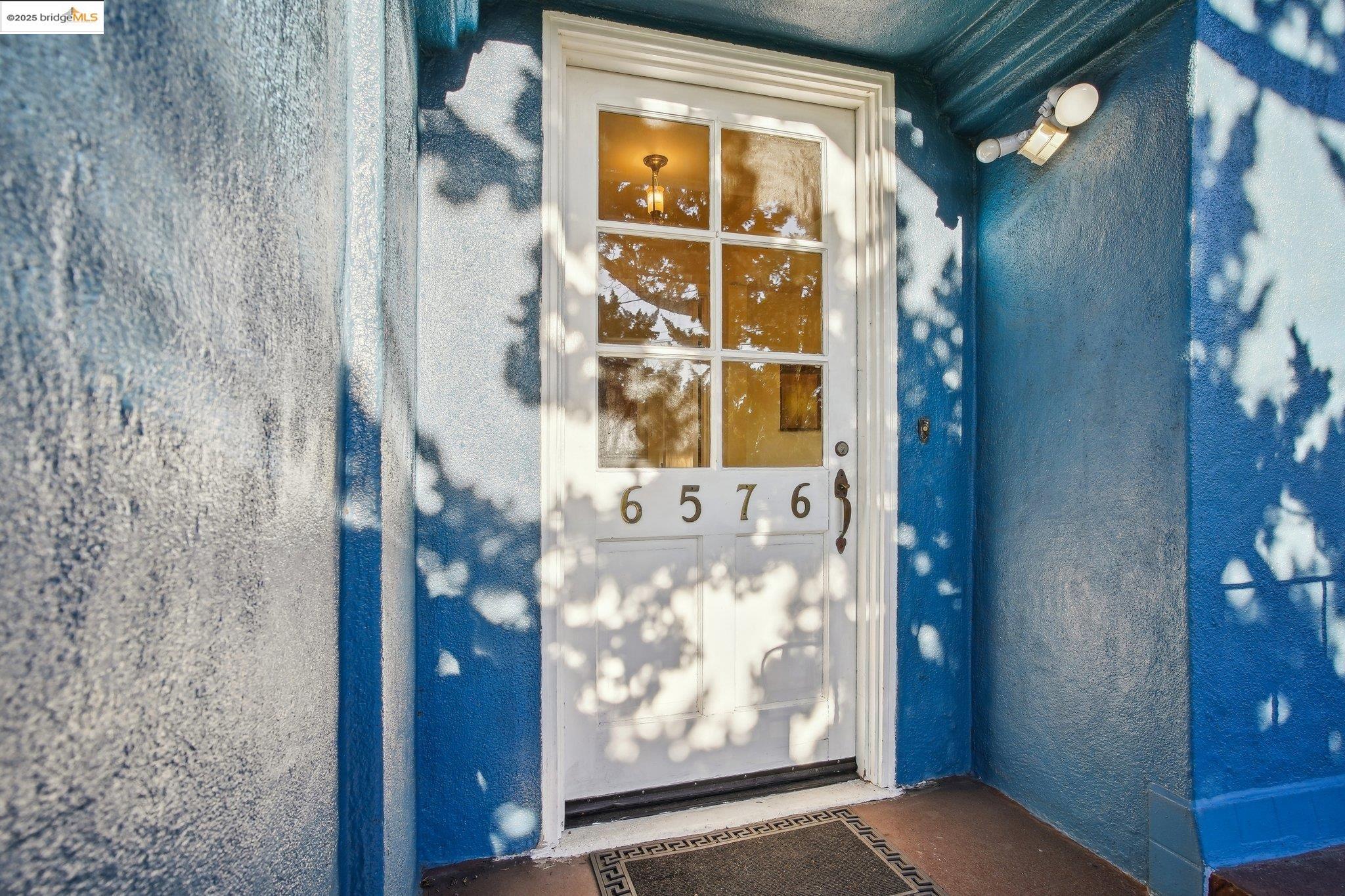 Detail Gallery Image 8 of 39 For 6576 Lucas Ave, Oakland,  CA 94611 - 4 Beds | 2 Baths