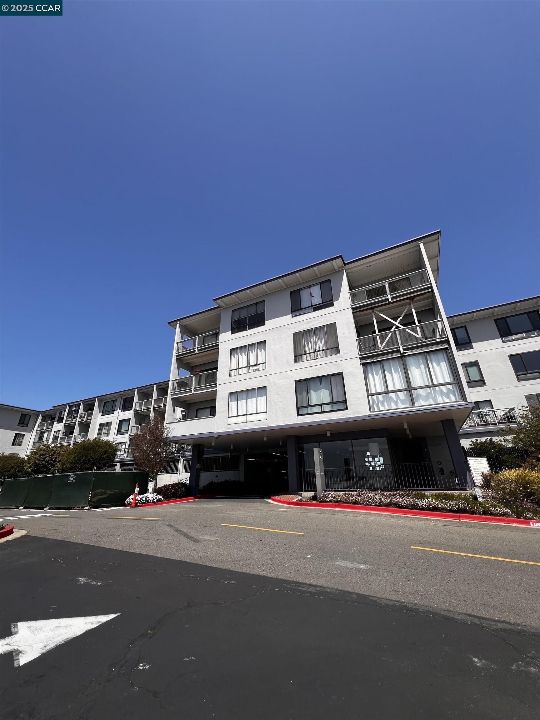 Detail Gallery Image 2 of 35 For 2 Anchor Drive #F-285,  Emeryville,  CA 94608 - 1 Beds | 1 Baths