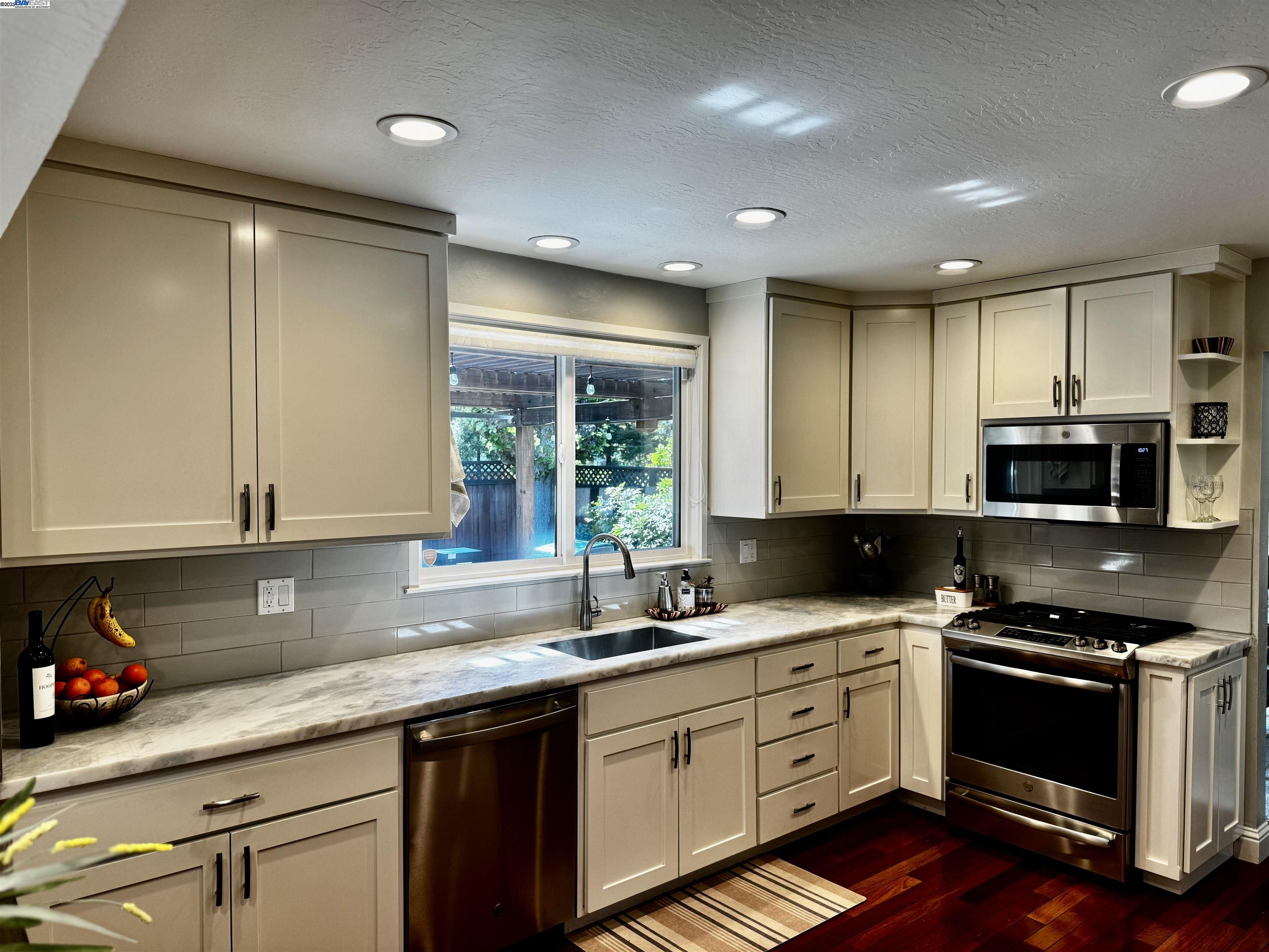 Detail Gallery Image 10 of 40 For 3521 S Olympic Ct, Pleasanton,  CA 94588 - 3 Beds | 2/1 Baths