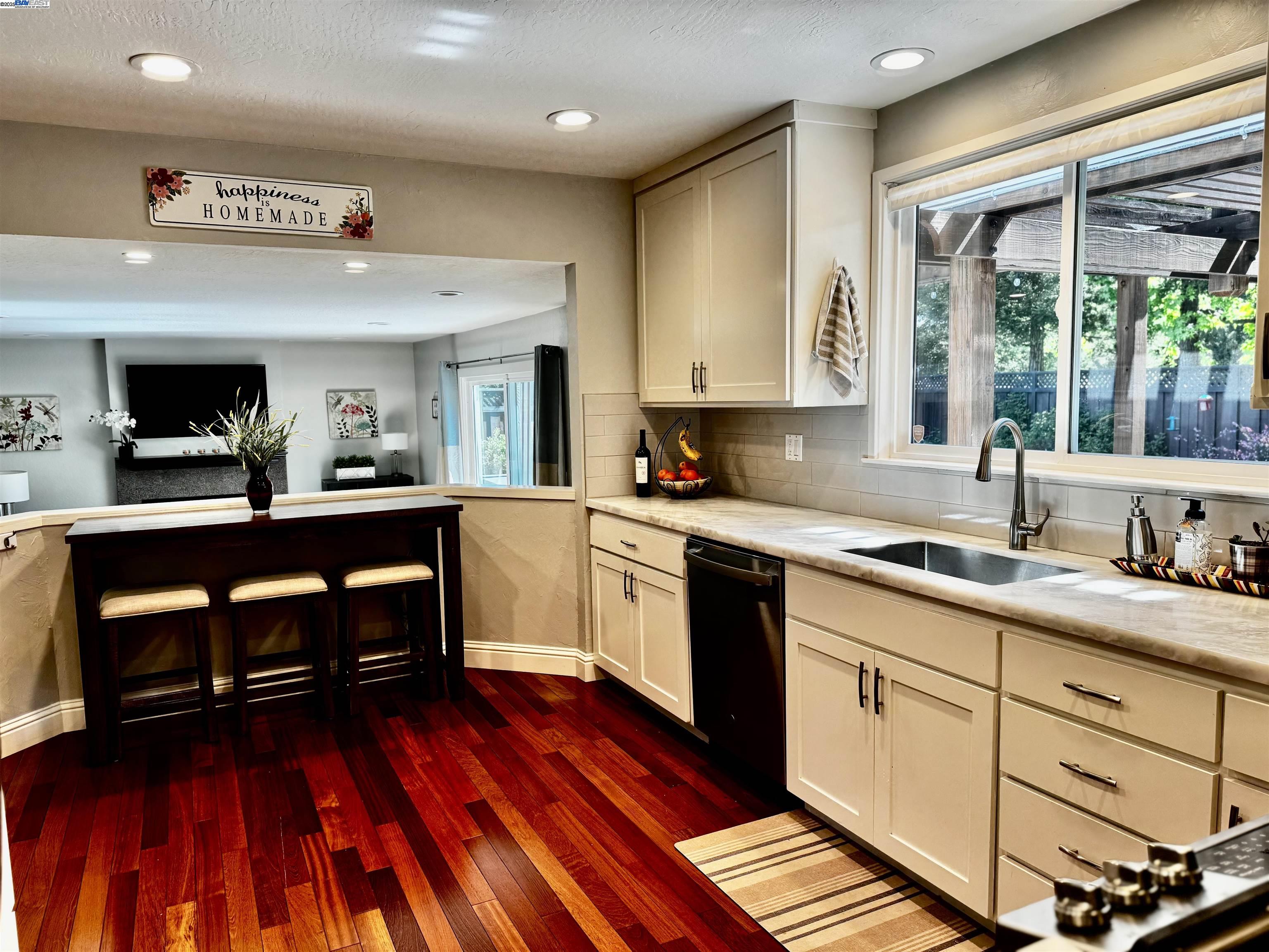 Detail Gallery Image 12 of 40 For 3521 S Olympic Ct, Pleasanton,  CA 94588 - 3 Beds | 2/1 Baths