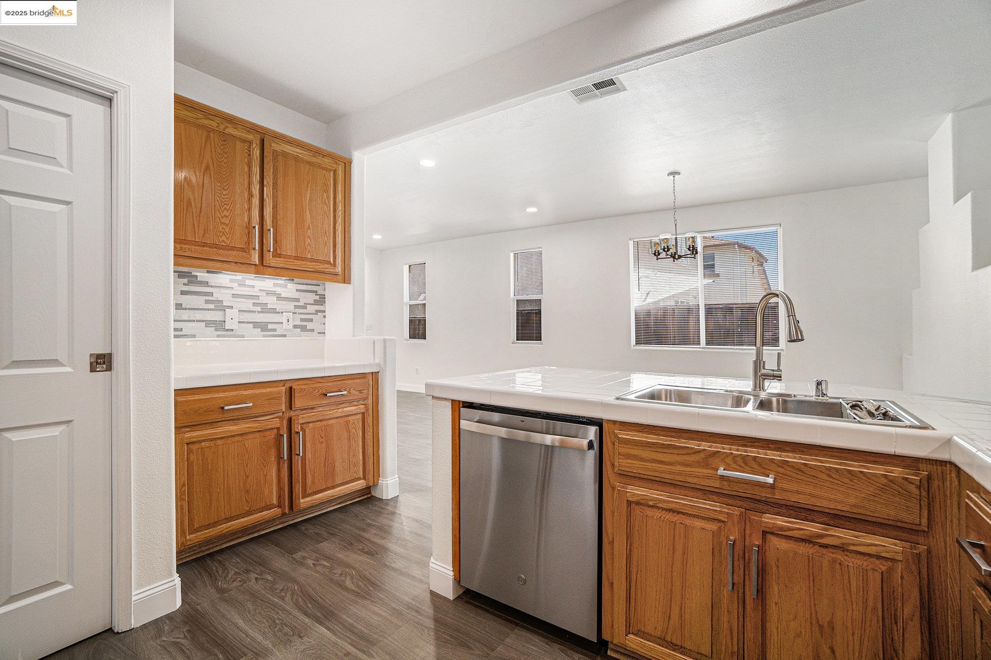 Detail Gallery Image 13 of 33 For 4112 Montgomery Hill Dr, Antioch,  CA 94531 - 3 Beds | 2 Baths