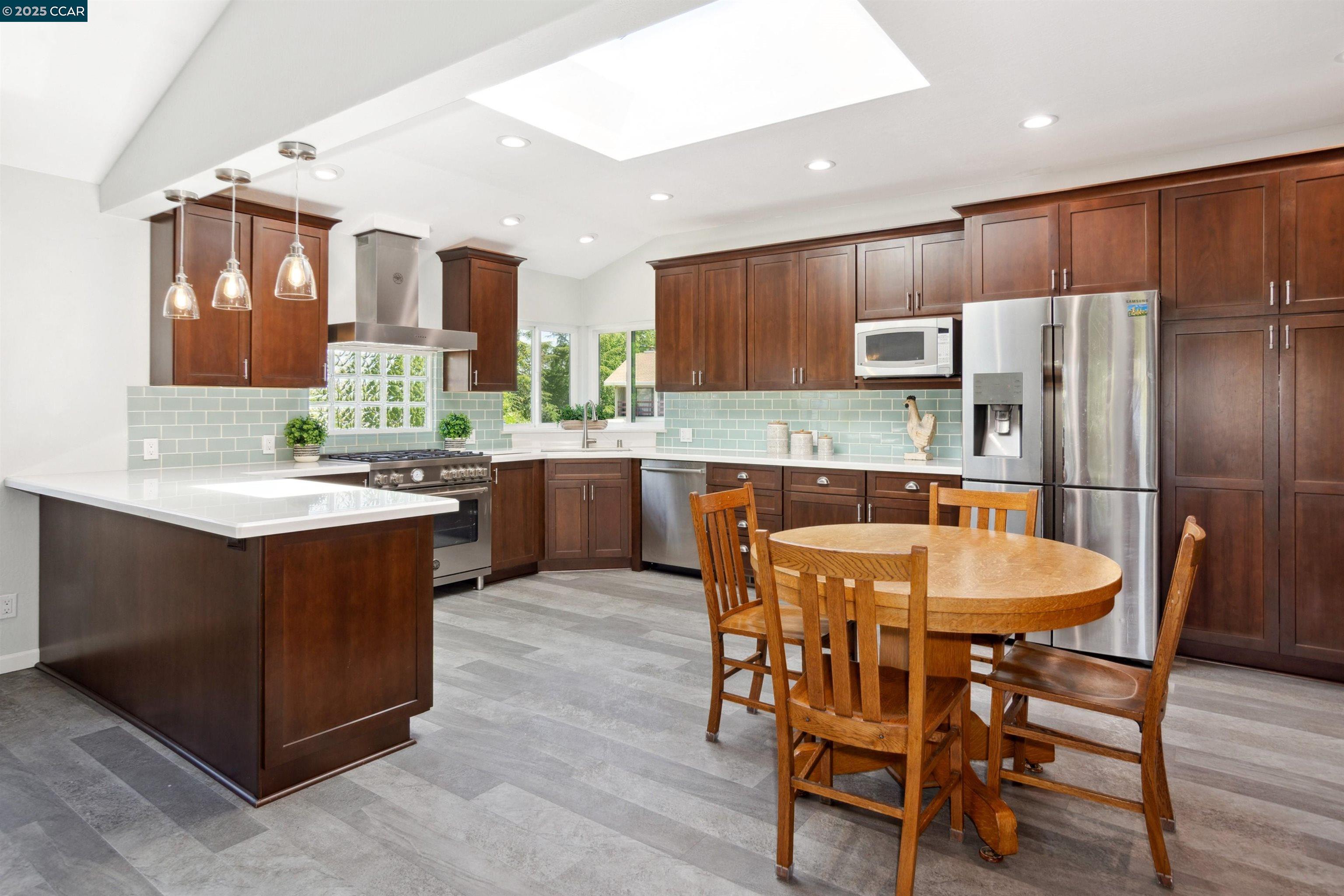 Detail Gallery Image 14 of 34 For 1181 Blue Lake Way, Concord,  CA 94521 - 4 Beds | 3 Baths