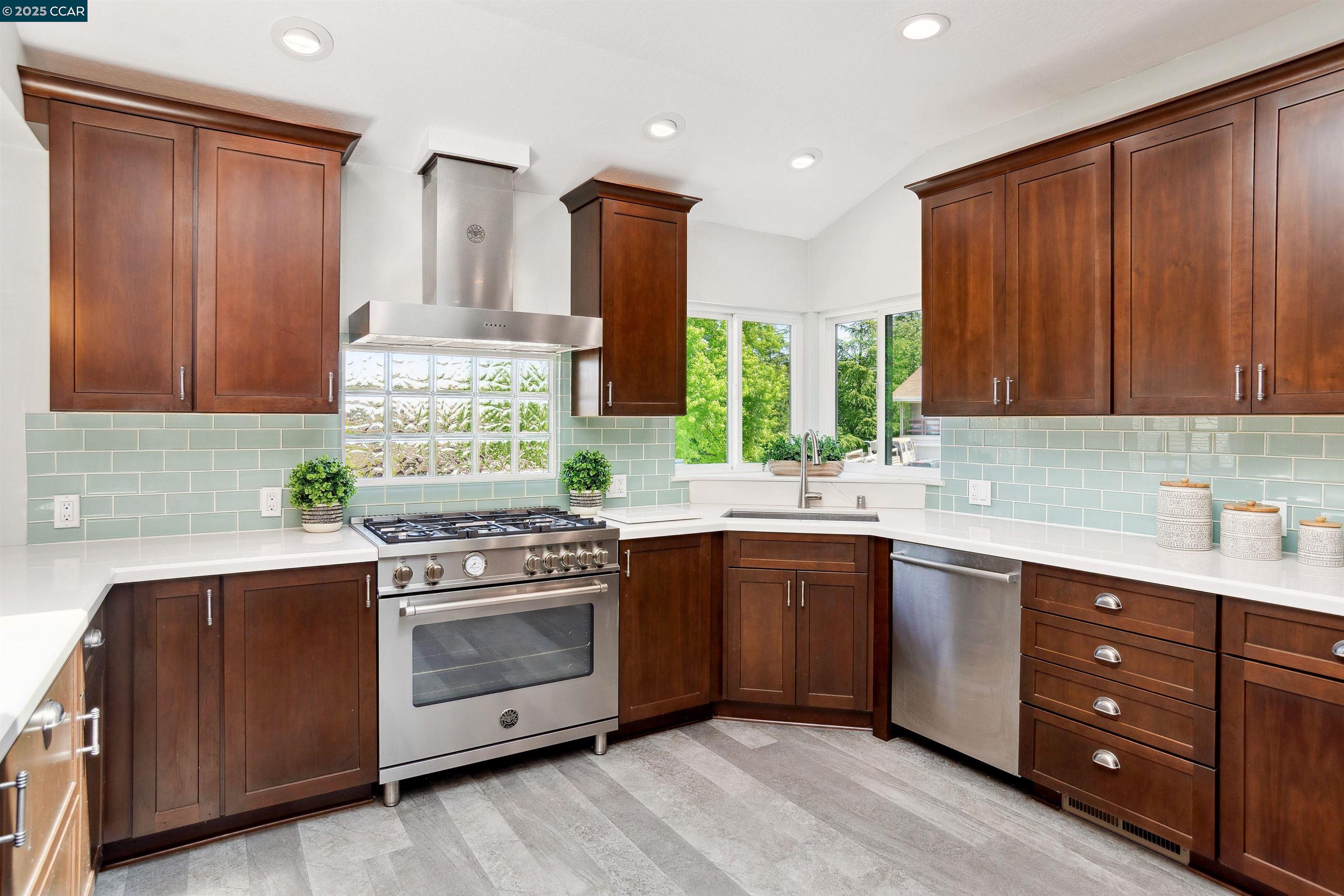 Detail Gallery Image 16 of 34 For 1181 Blue Lake Way, Concord,  CA 94521 - 4 Beds | 3 Baths