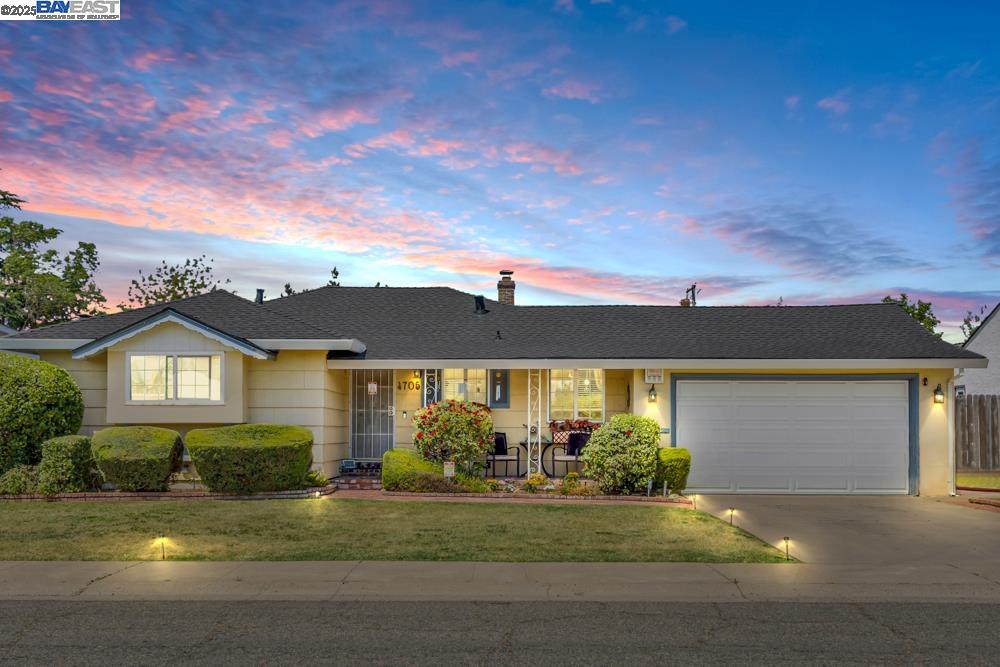 Detail Gallery Image 2 of 35 For 4705 B Pkwy, Sacramento,  CA 95823 - 3 Beds | 2 Baths