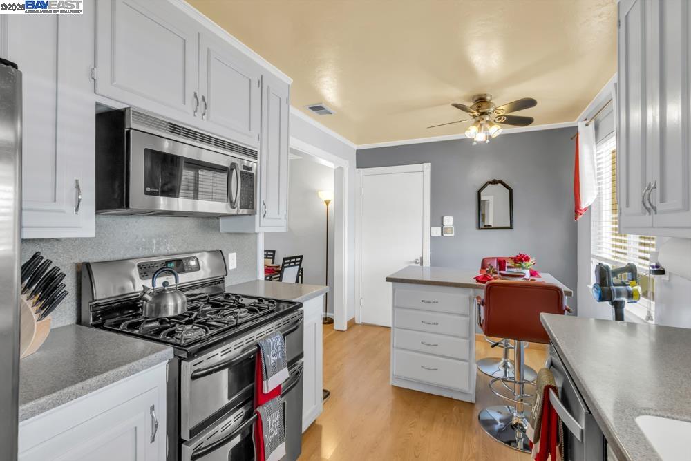 Detail Gallery Image 12 of 35 For 4705 B Pkwy, Sacramento,  CA 95823 - 3 Beds | 2 Baths