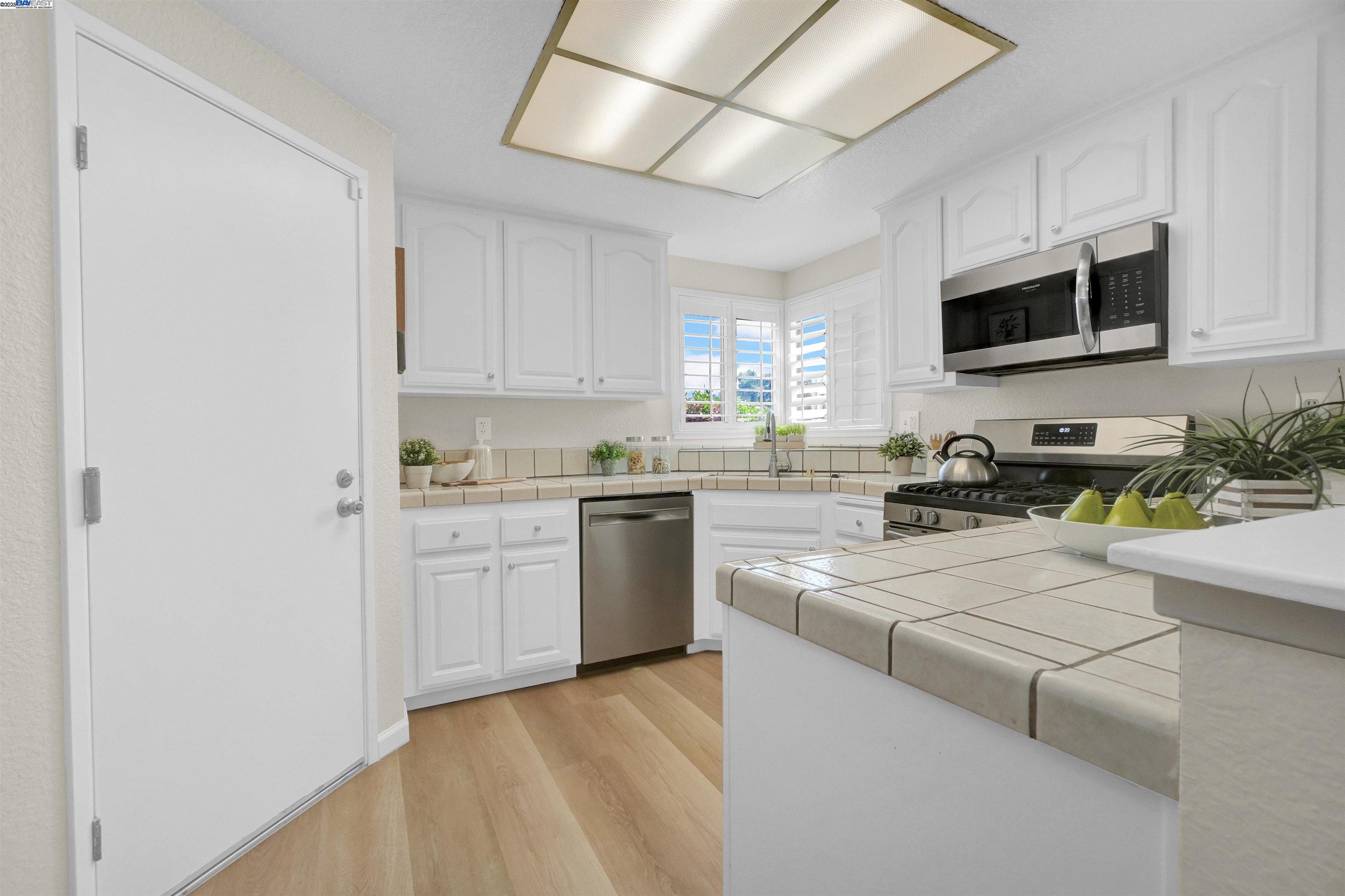 Detail Gallery Image 11 of 30 For 29899 Taylor Ave, Hayward,  CA 94544 - 3 Beds | 2 Baths