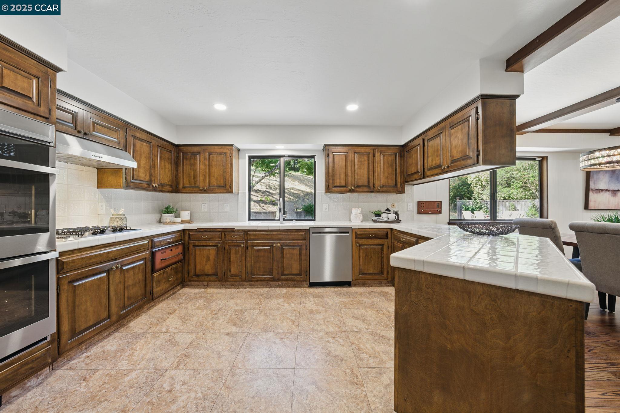 Detail Gallery Image 19 of 60 For 3938 Los Arabis Dr, Lafayette,  CA 94549 - 4 Beds | 4 Baths