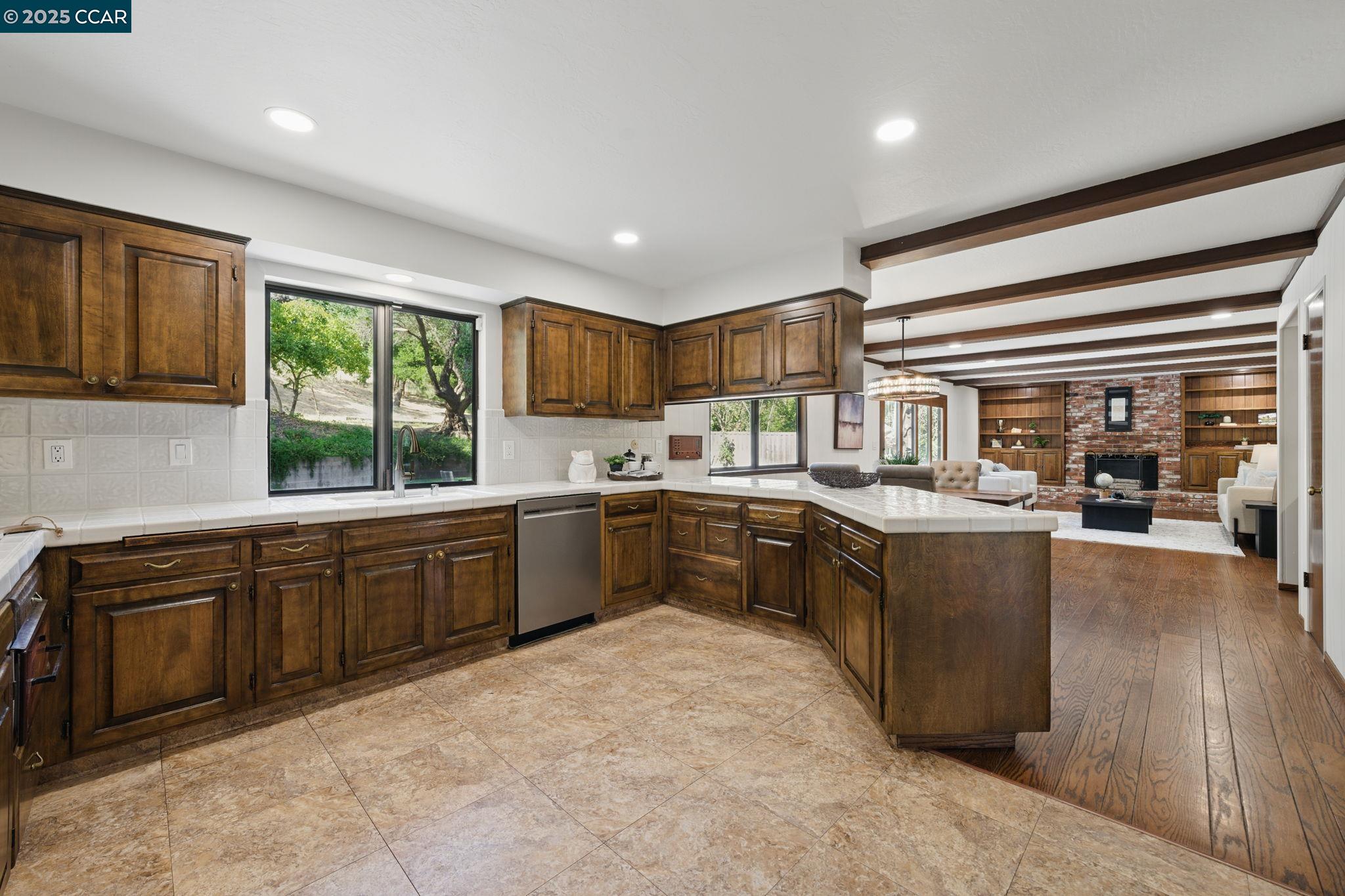 Detail Gallery Image 21 of 60 For 3938 Los Arabis Dr, Lafayette,  CA 94549 - 4 Beds | 4 Baths