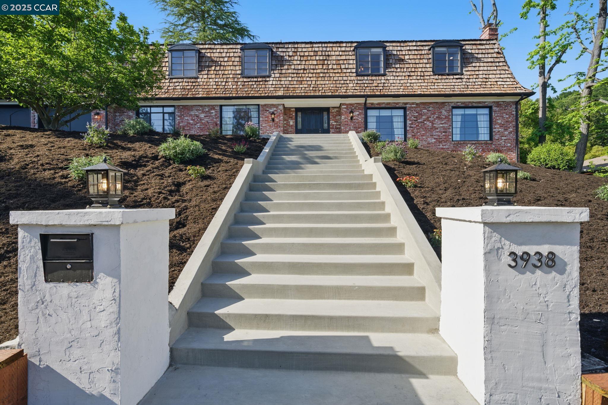 Detail Gallery Image 8 of 60 For 3938 Los Arabis Dr, Lafayette,  CA 94549 - 4 Beds | 4 Baths