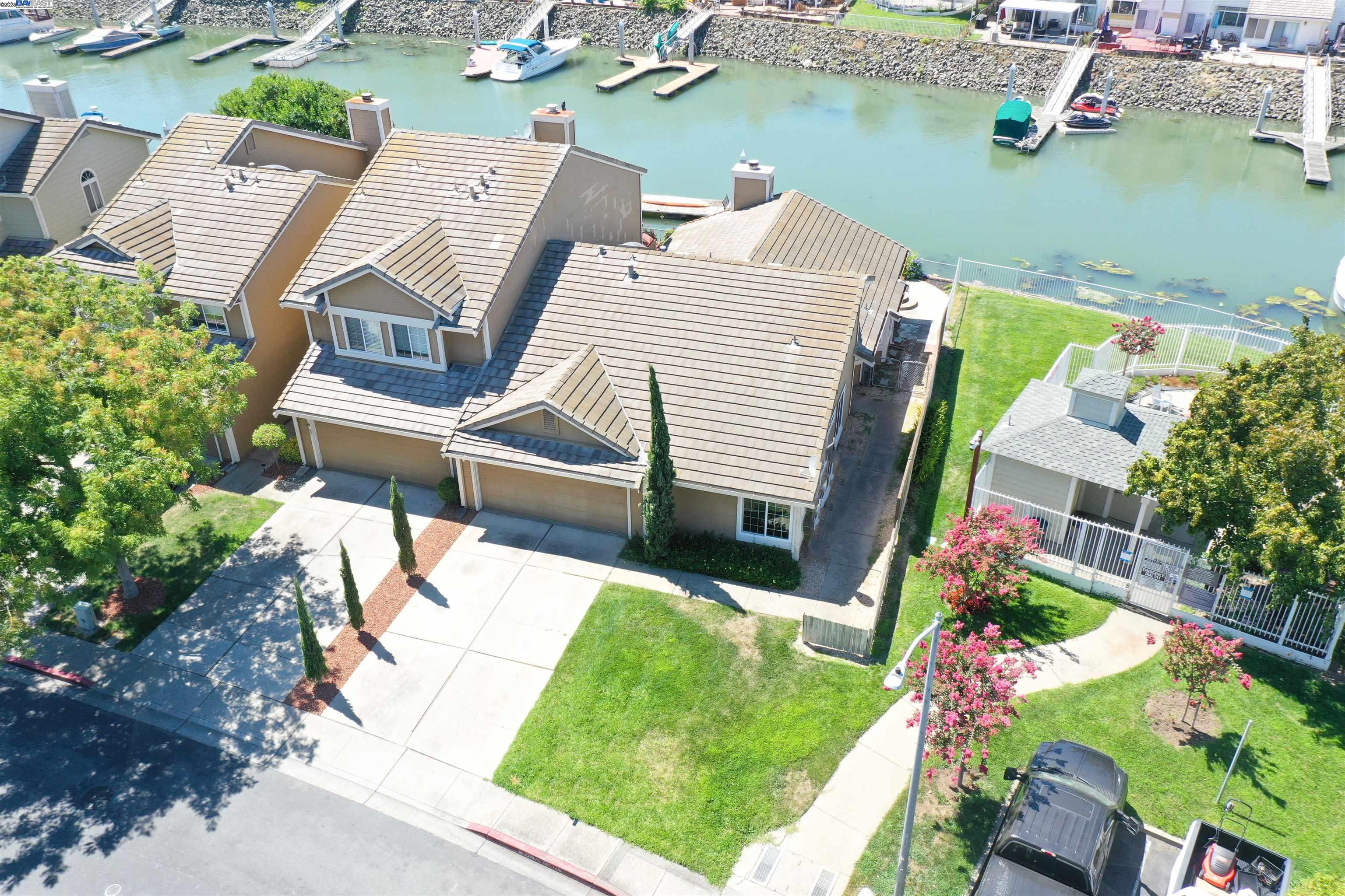 Detail Gallery Image 2 of 31 For 218 Pelican Loop, Pittsburg,  CA 94565 - 3 Beds | 2 Baths