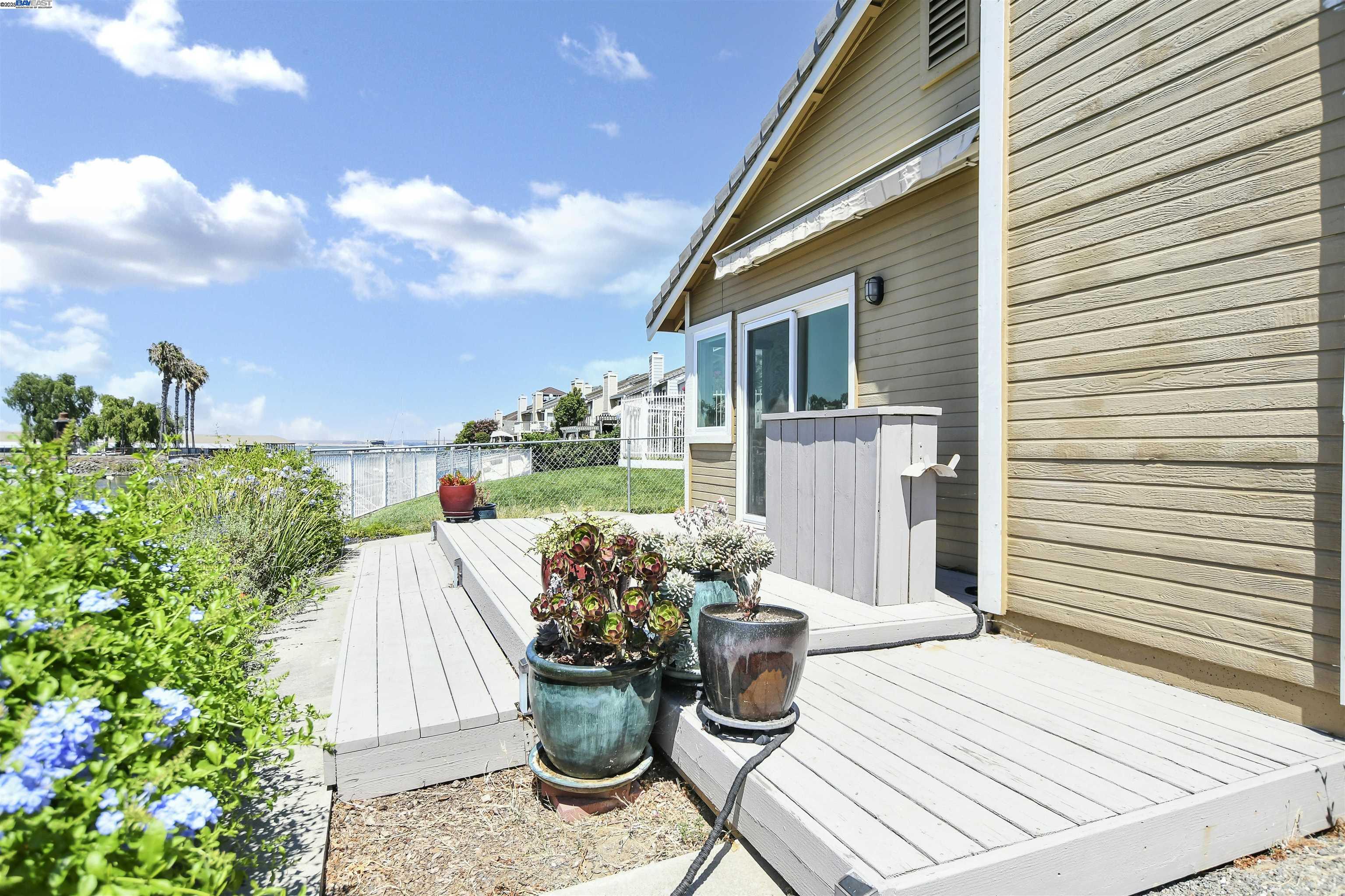Detail Gallery Image 11 of 31 For 218 Pelican Loop, Pittsburg,  CA 94565 - 3 Beds | 2 Baths