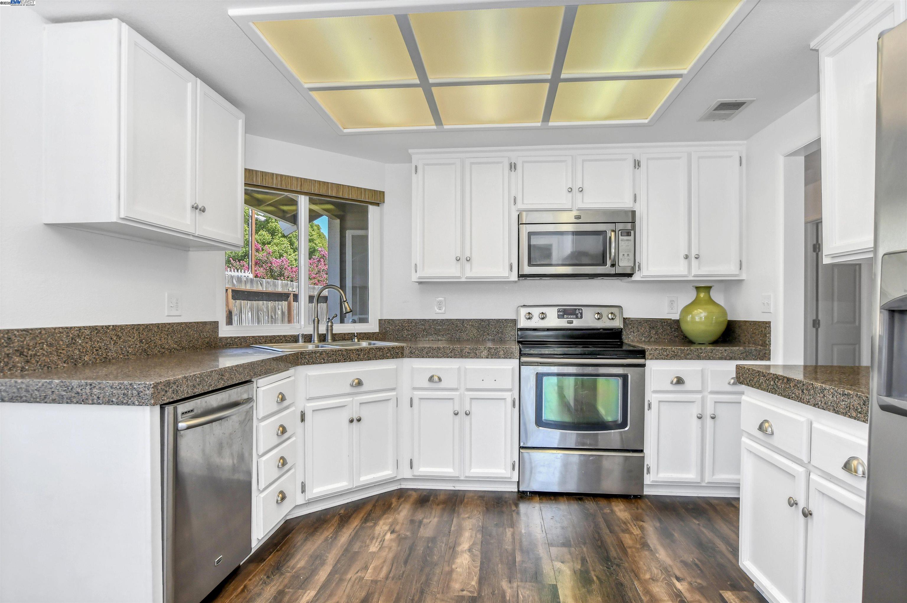 Detail Gallery Image 13 of 31 For 218 Pelican Loop, Pittsburg,  CA 94565 - 3 Beds | 2 Baths