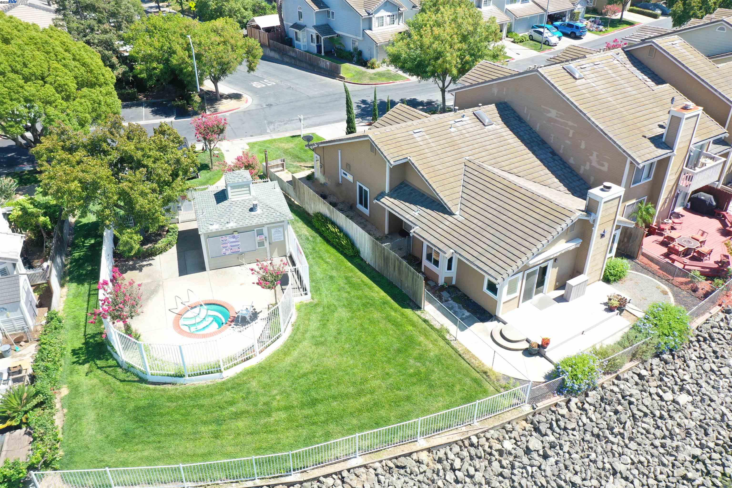 Detail Gallery Image 4 of 31 For 218 Pelican Loop, Pittsburg,  CA 94565 - 3 Beds | 2 Baths