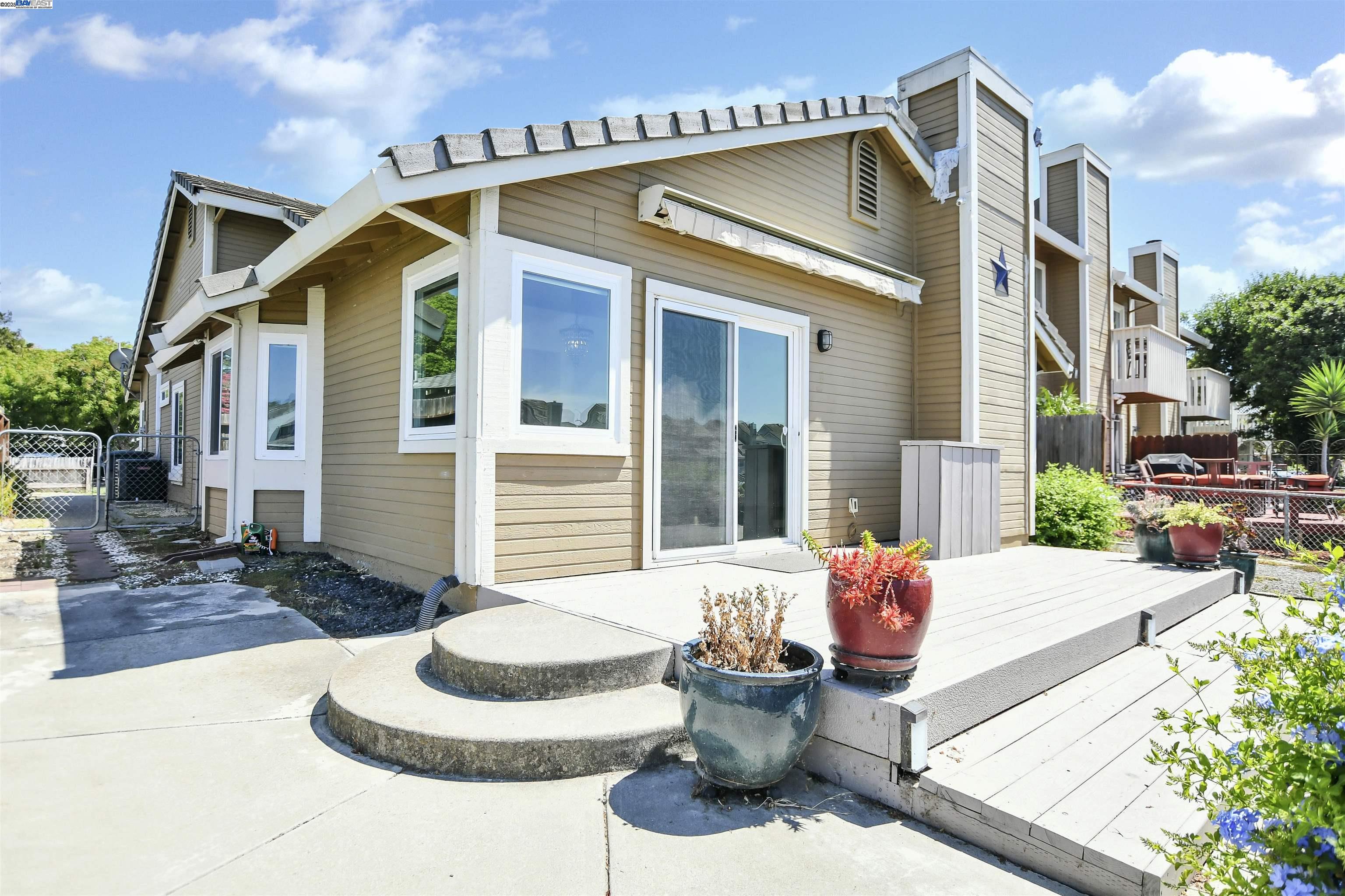 Detail Gallery Image 8 of 31 For 218 Pelican Loop, Pittsburg,  CA 94565 - 3 Beds | 2 Baths