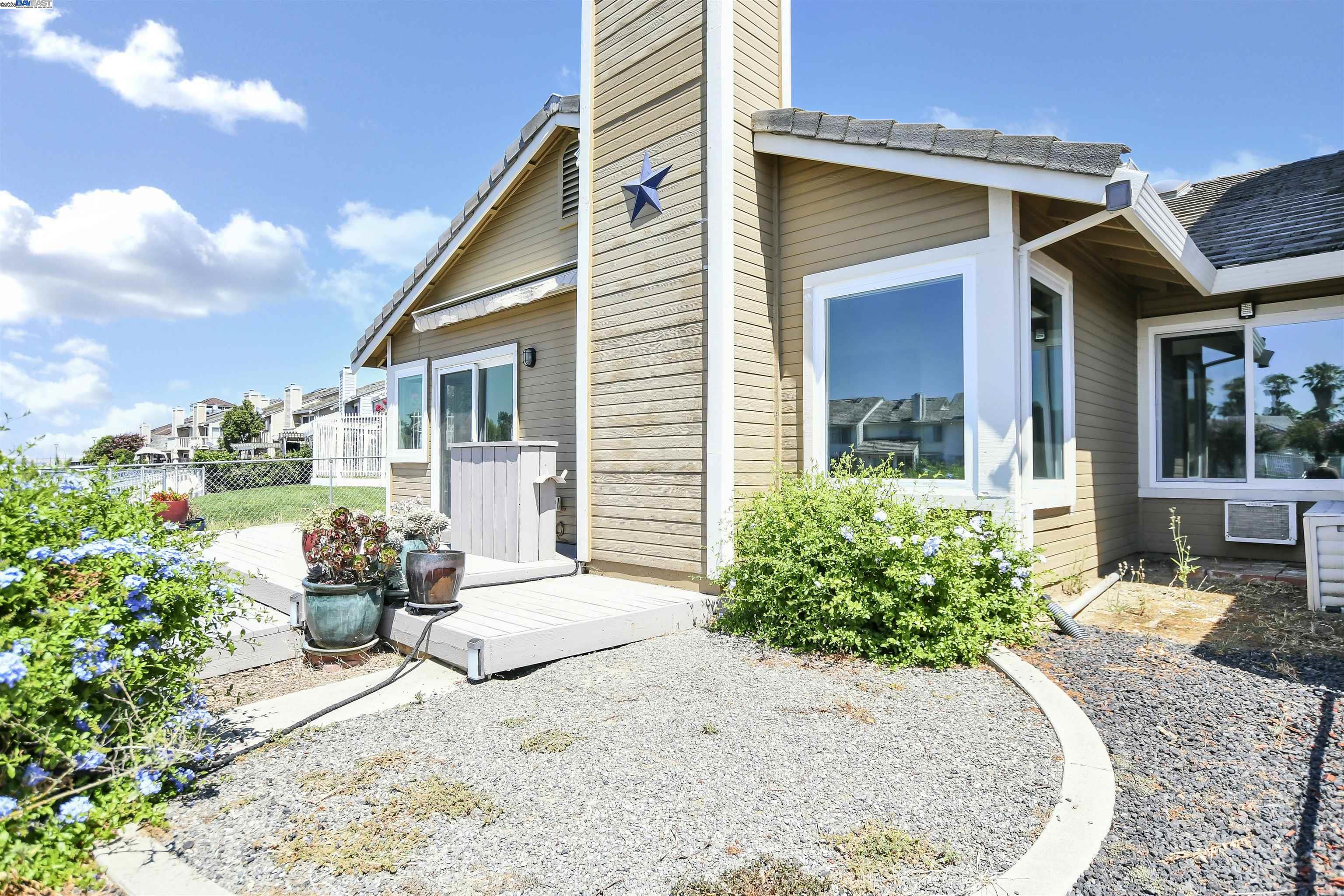 Detail Gallery Image 9 of 31 For 218 Pelican Loop, Pittsburg,  CA 94565 - 3 Beds | 2 Baths
