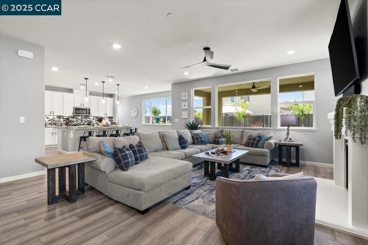 Detail Gallery Image 8 of 46 For 405 Avanti Way, Oakley,  CA 94561 - 4 Beds | 3 Baths