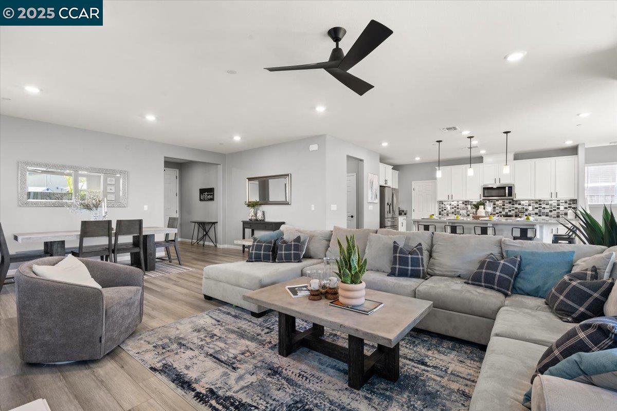 Detail Gallery Image 9 of 46 For 405 Avanti Way, Oakley,  CA 94561 - 4 Beds | 3 Baths