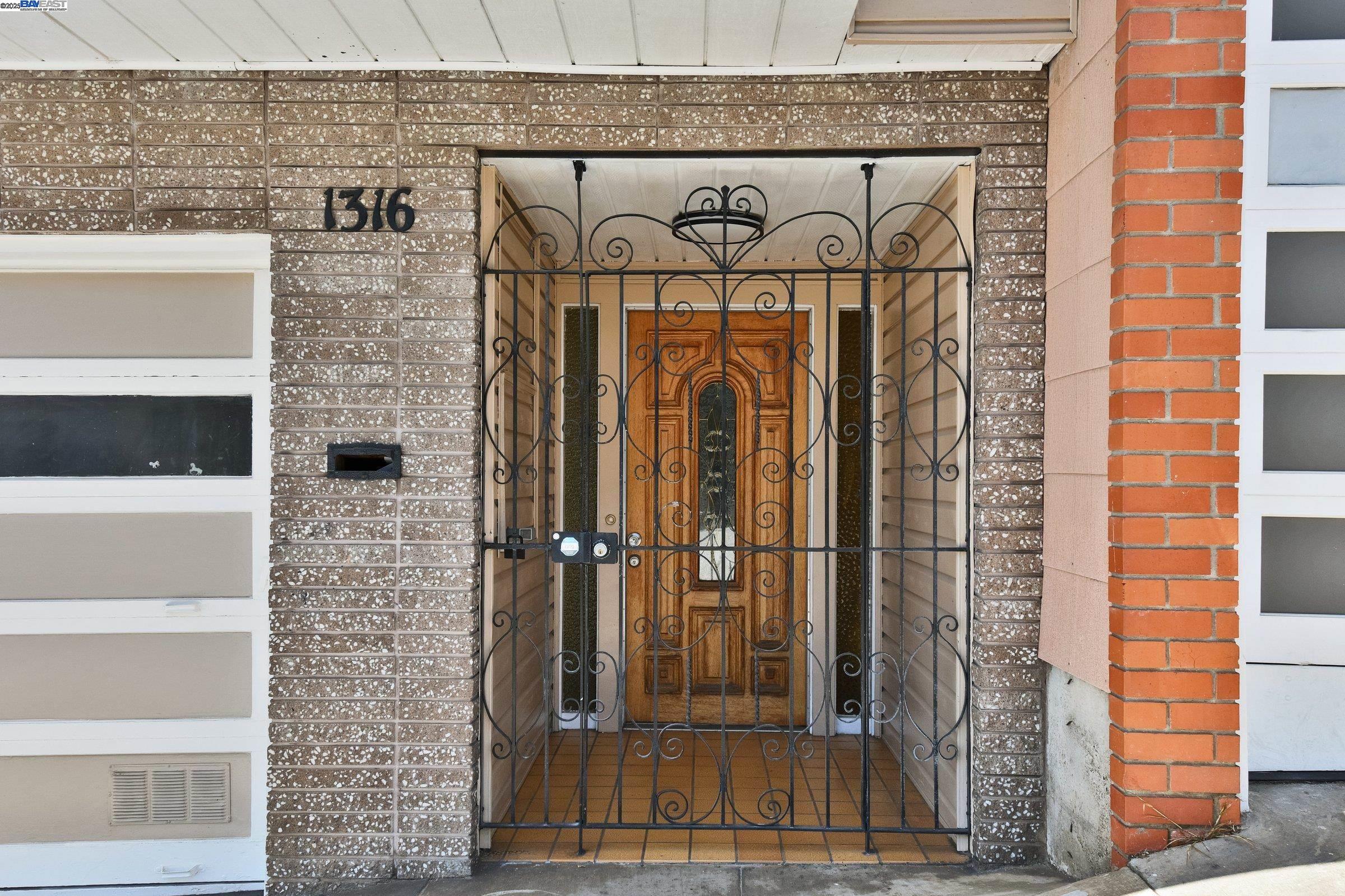 Detail Gallery Image 2 of 39 For 1316 Bowdoin St, San Francisco,  CA 94134 - 5 Beds | 2/1 Baths