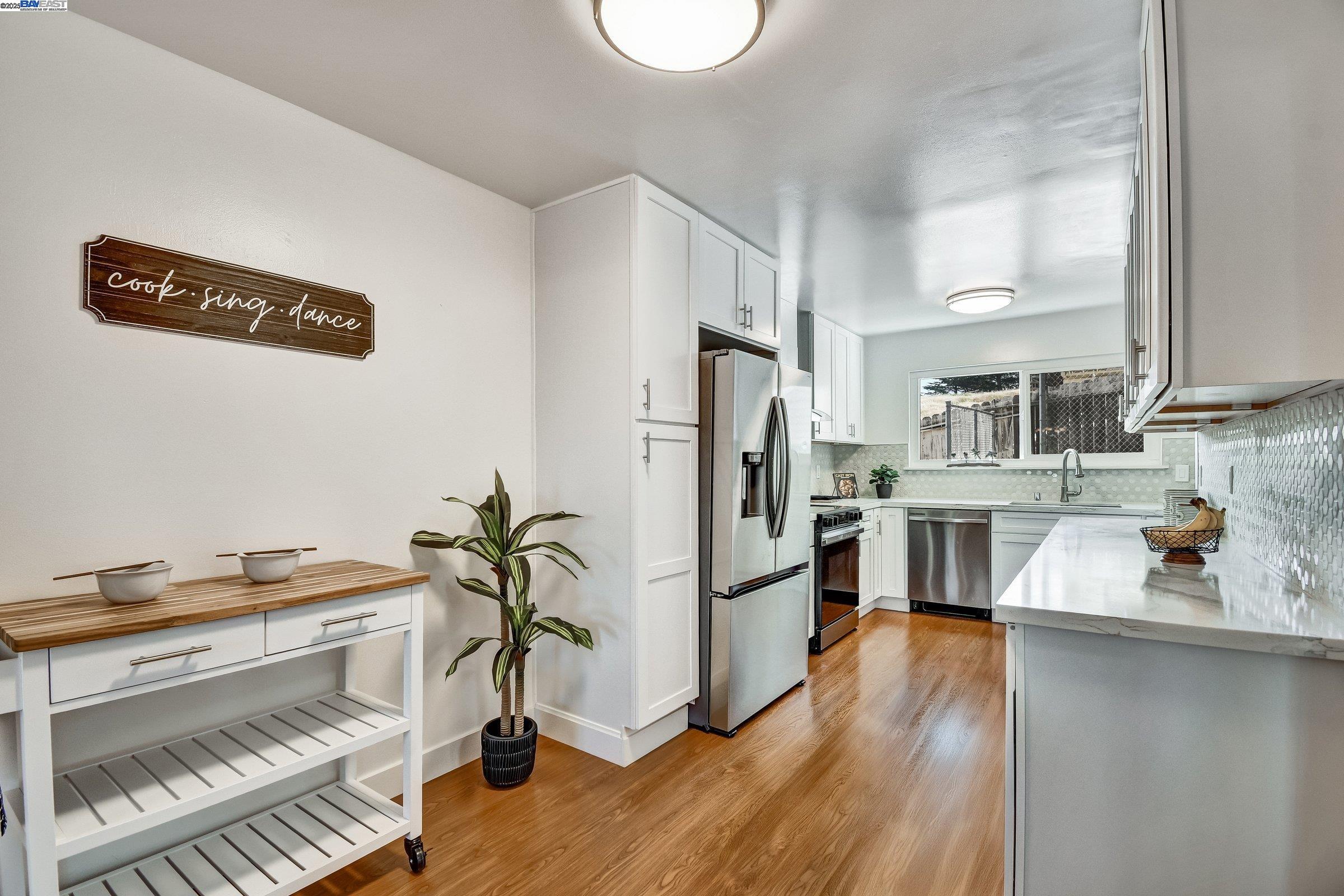 Detail Gallery Image 12 of 39 For 1316 Bowdoin St, San Francisco,  CA 94134 - 5 Beds | 2/1 Baths