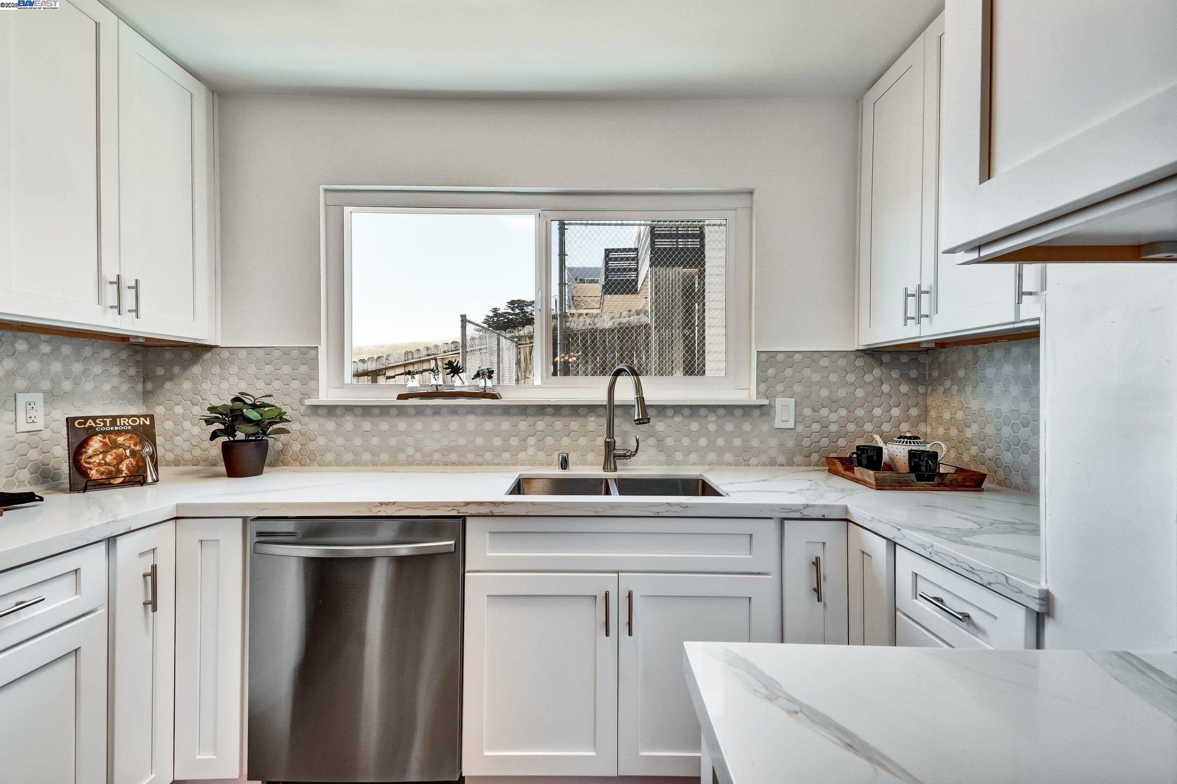 Detail Gallery Image 14 of 39 For 1316 Bowdoin St, San Francisco,  CA 94134 - 5 Beds | 2/1 Baths