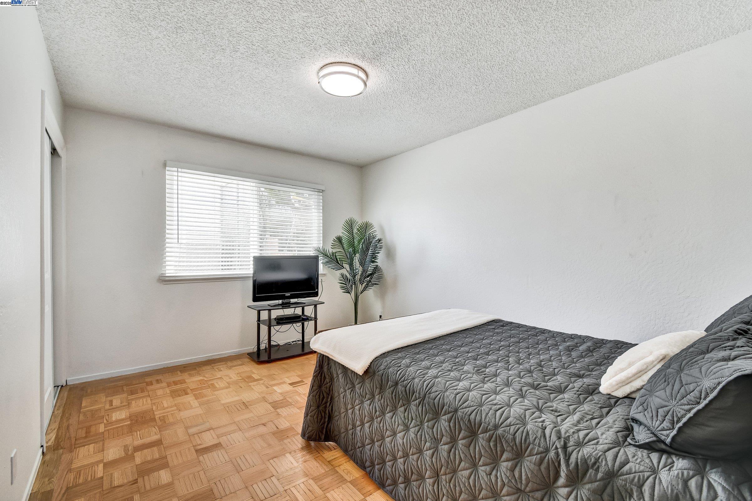 Detail Gallery Image 15 of 39 For 1316 Bowdoin St, San Francisco,  CA 94134 - 5 Beds | 2/1 Baths