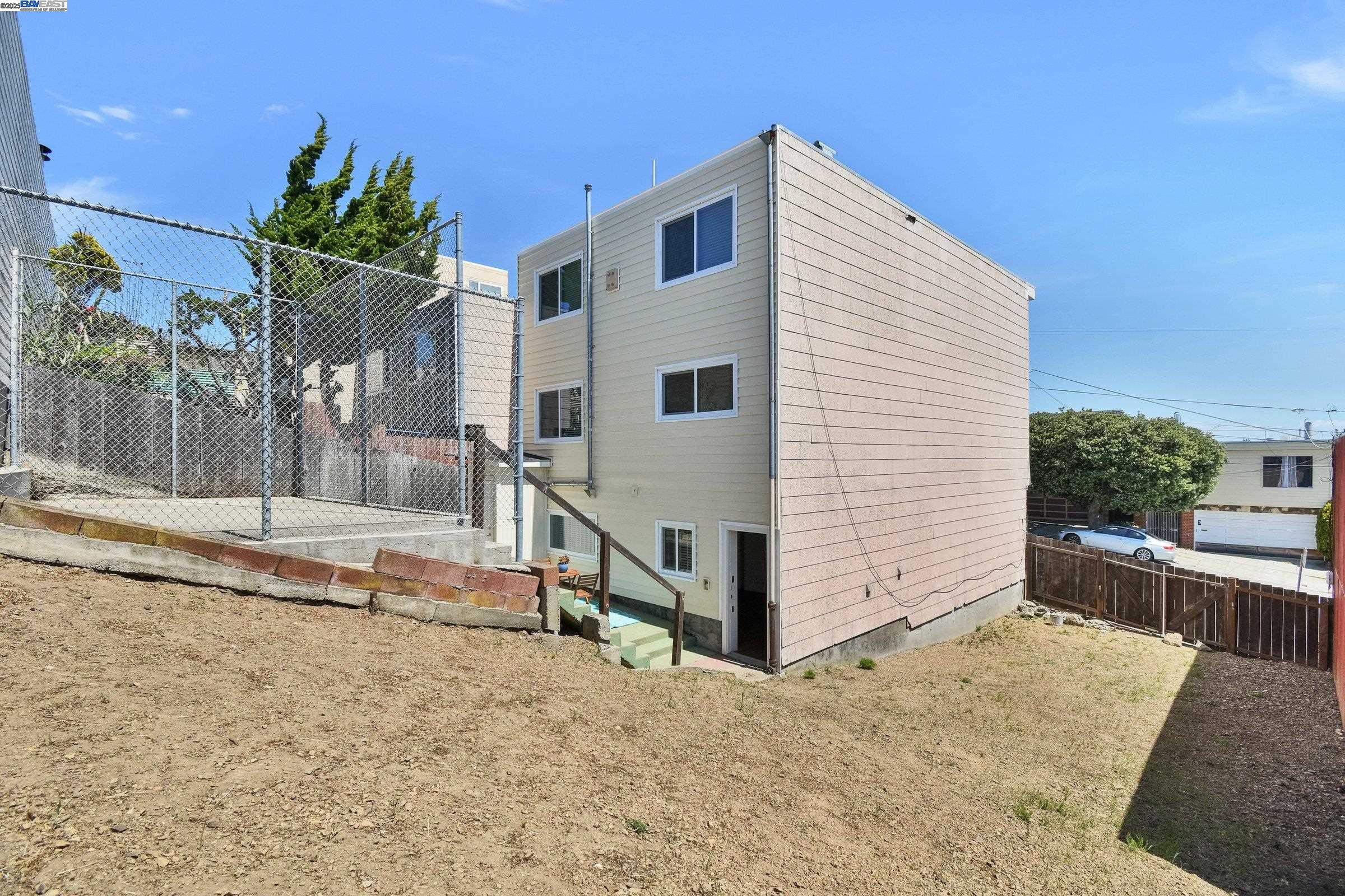 Detail Gallery Image 32 of 39 For 1316 Bowdoin St, San Francisco,  CA 94134 - 5 Beds | 2/1 Baths