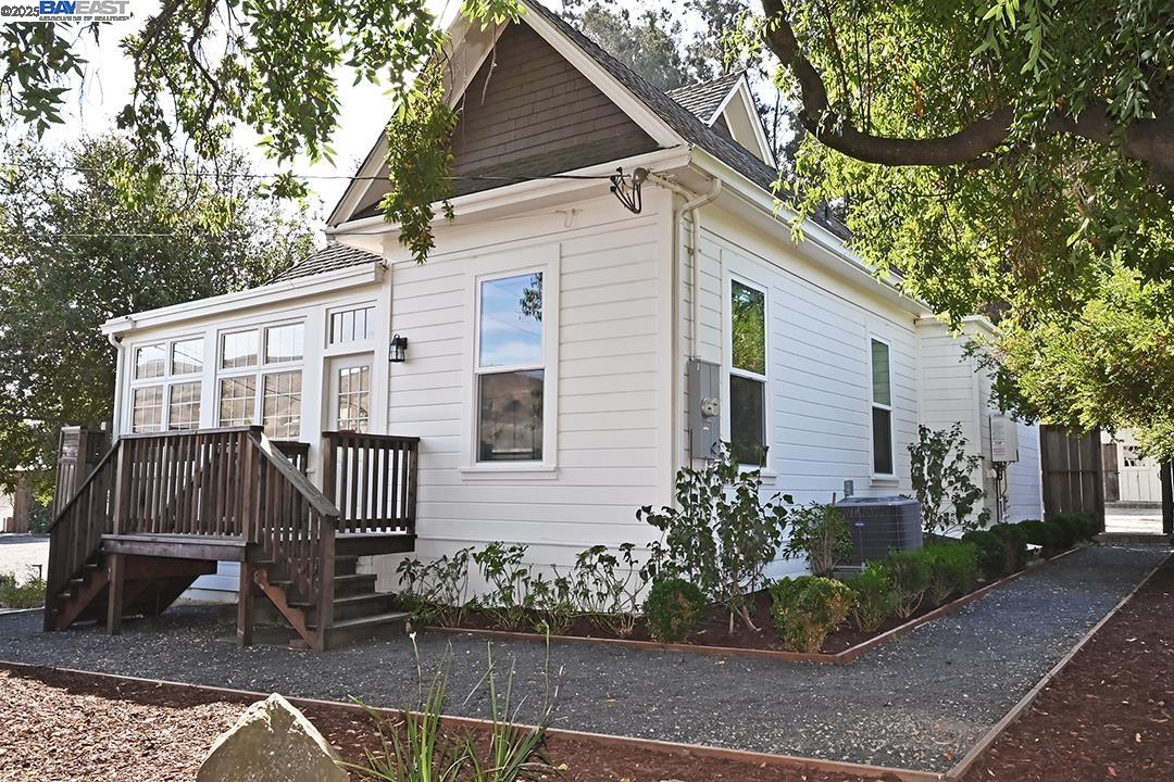 Detail Gallery Image 8 of 56 For 9635 Dublin Canyon Rd, Castro Valley,  CA 94552 - 3 Beds | 2 Baths