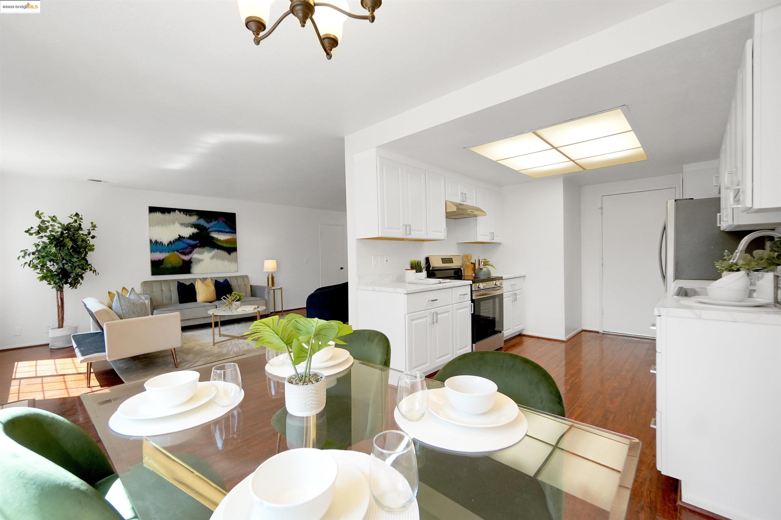 Detail Gallery Image 2 of 43 For 25322 Ironwood Ct, Hayward,  CA 94545 - 3 Beds | 2/1 Baths