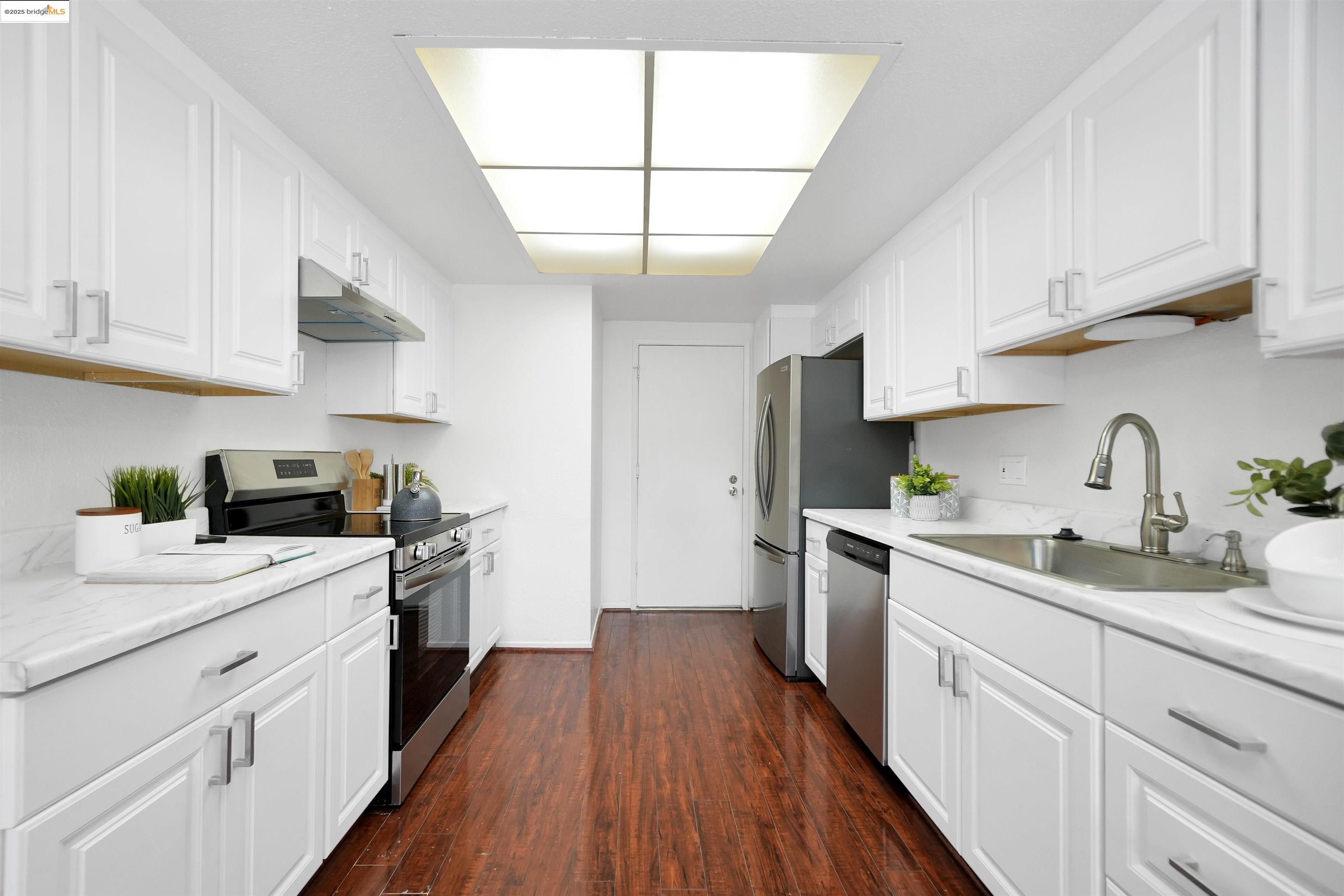 Detail Gallery Image 10 of 43 For 25322 Ironwood Ct, Hayward,  CA 94545 - 3 Beds | 2/1 Baths