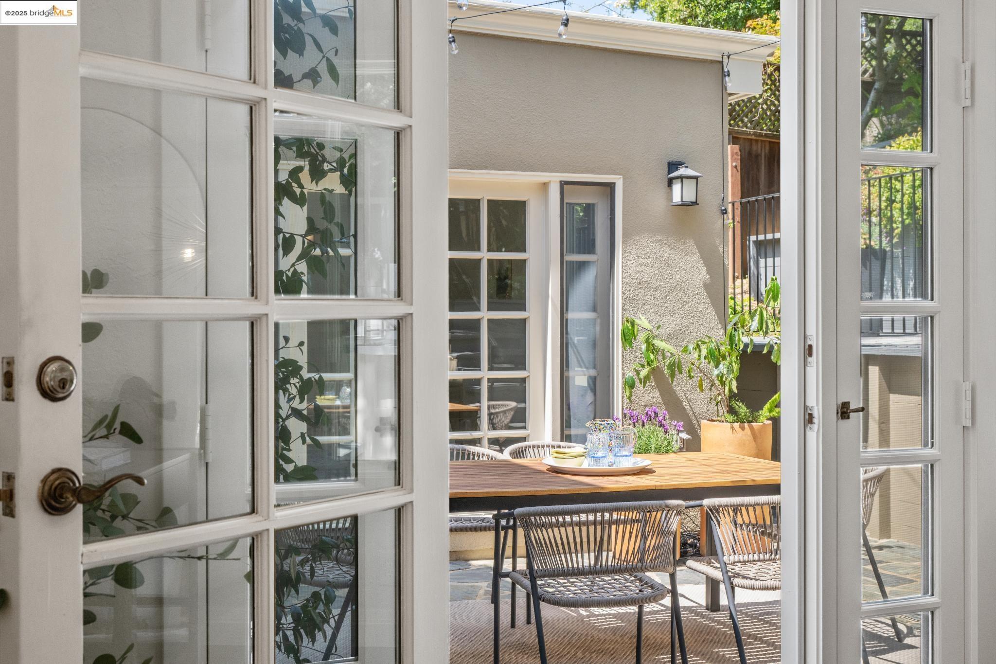 Detail Gallery Image 18 of 60 For 95 Alvarado Rd, Berkeley,  CA 94705 - 2 Beds | 1/1 Baths