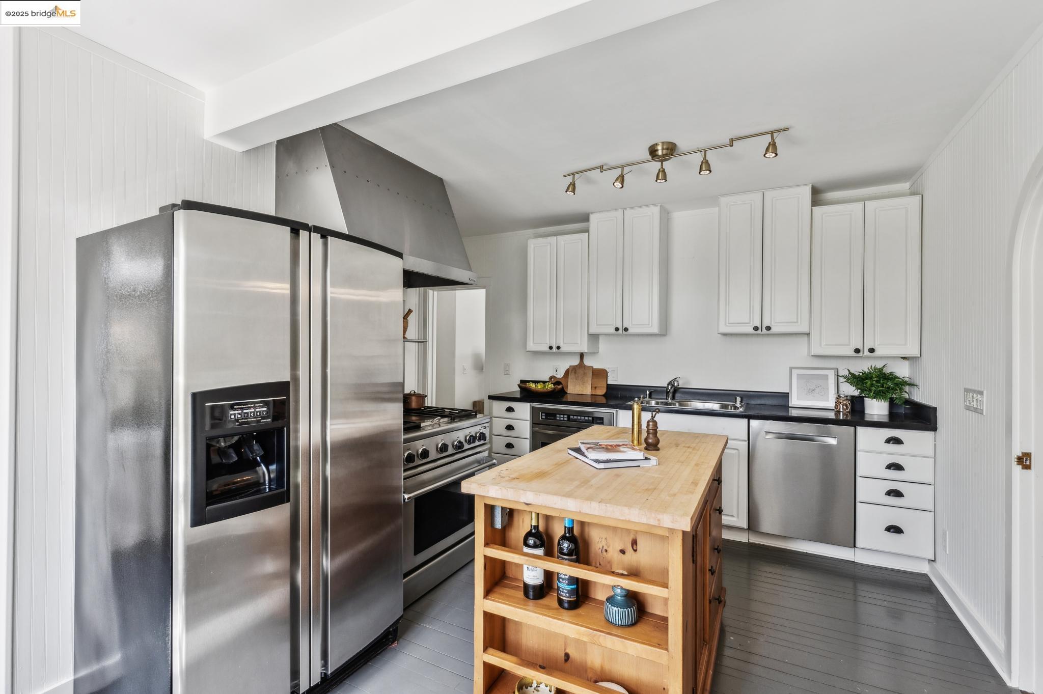 Detail Gallery Image 24 of 60 For 95 Alvarado Rd, Berkeley,  CA 94705 - 2 Beds | 1/1 Baths
