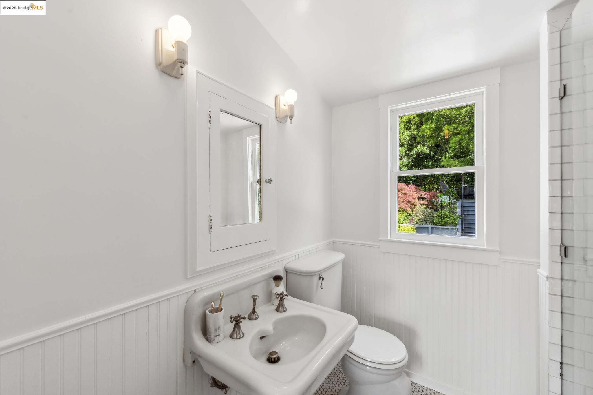 Detail Gallery Image 38 of 60 For 95 Alvarado Rd, Berkeley,  CA 94705 - 2 Beds | 1/1 Baths