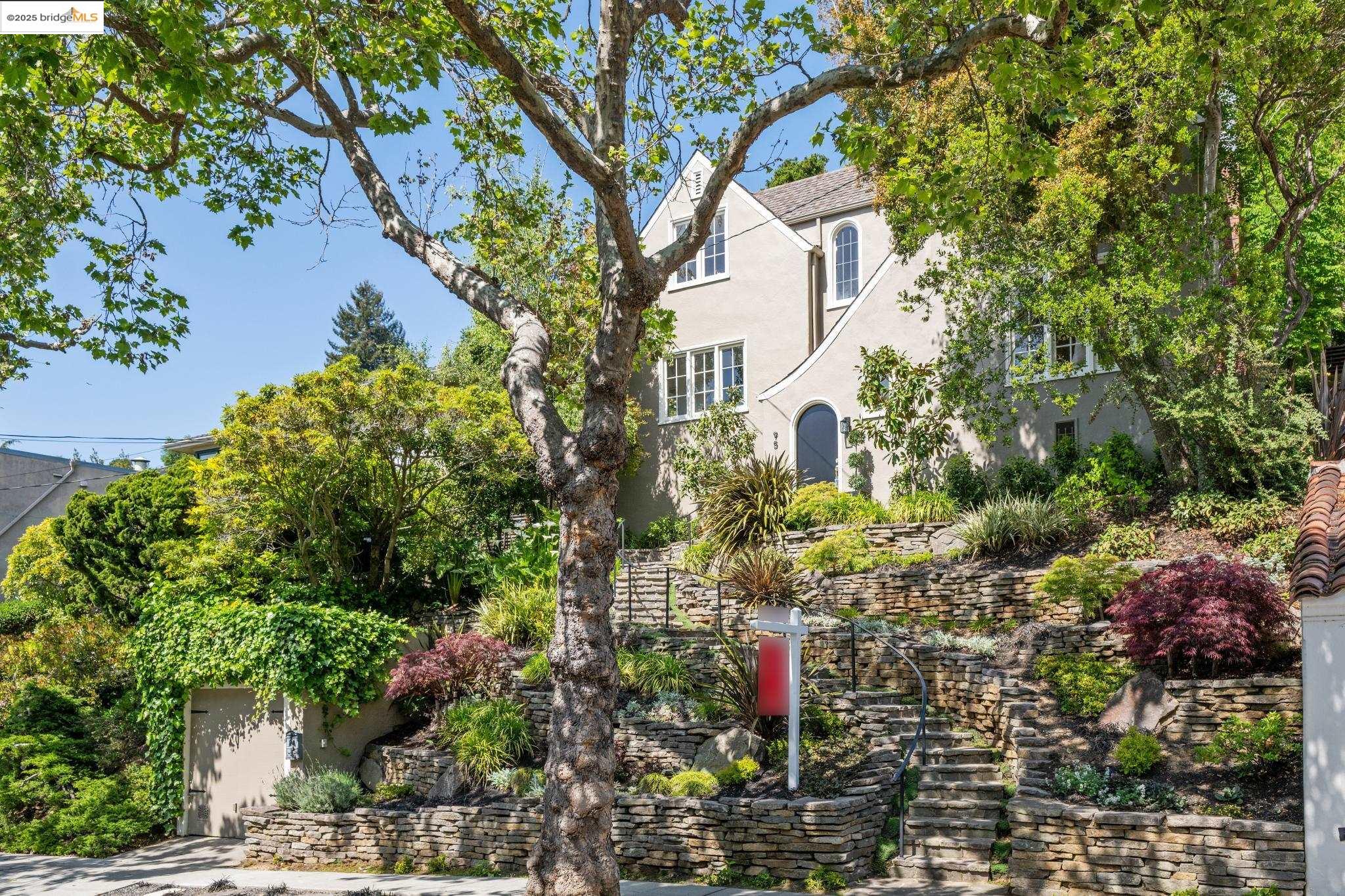 Detail Gallery Image 8 of 60 For 95 Alvarado Rd, Berkeley,  CA 94705 - 2 Beds | 1/1 Baths