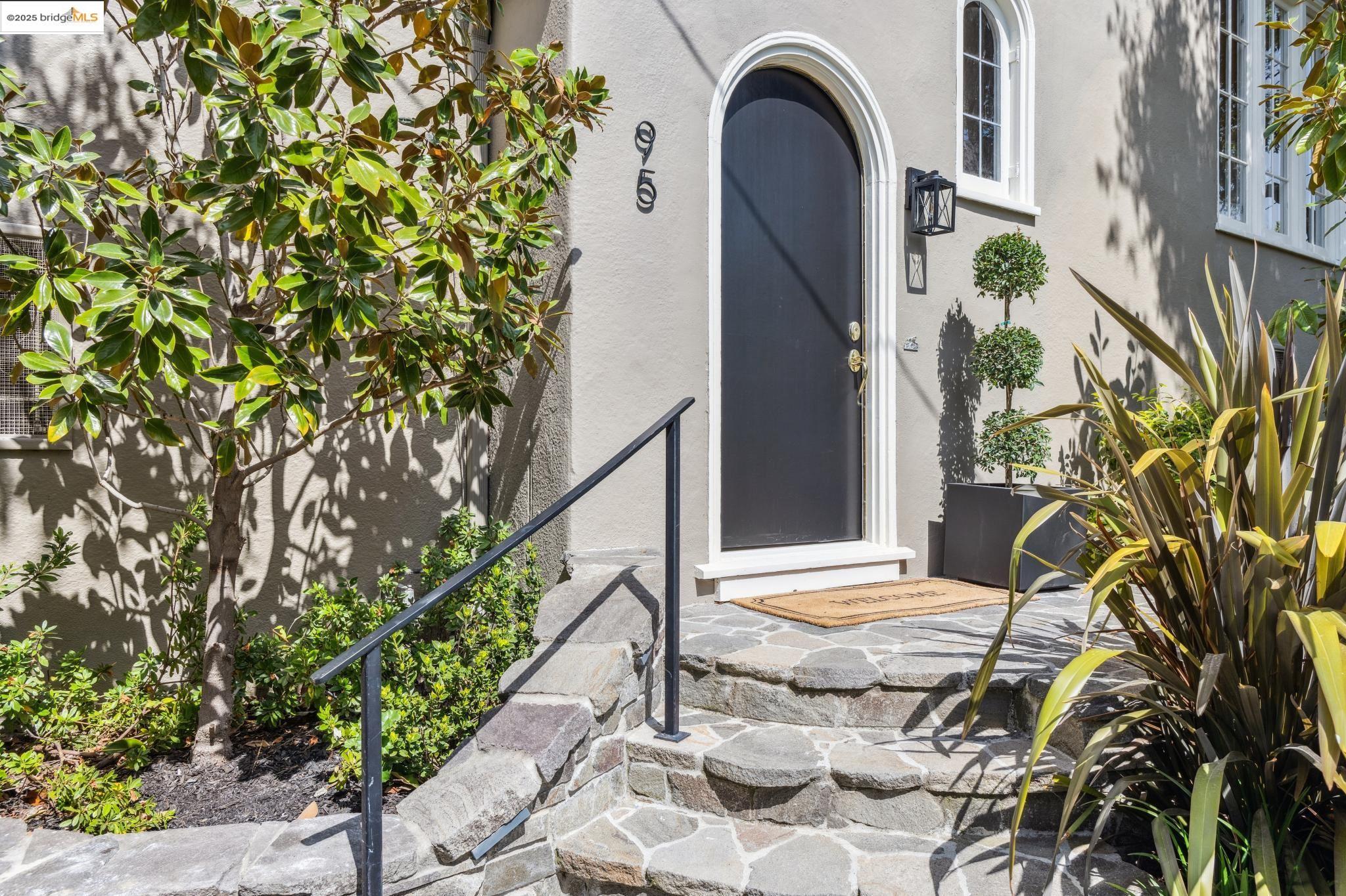 Detail Gallery Image 9 of 60 For 95 Alvarado Rd, Berkeley,  CA 94705 - 2 Beds | 1/1 Baths
