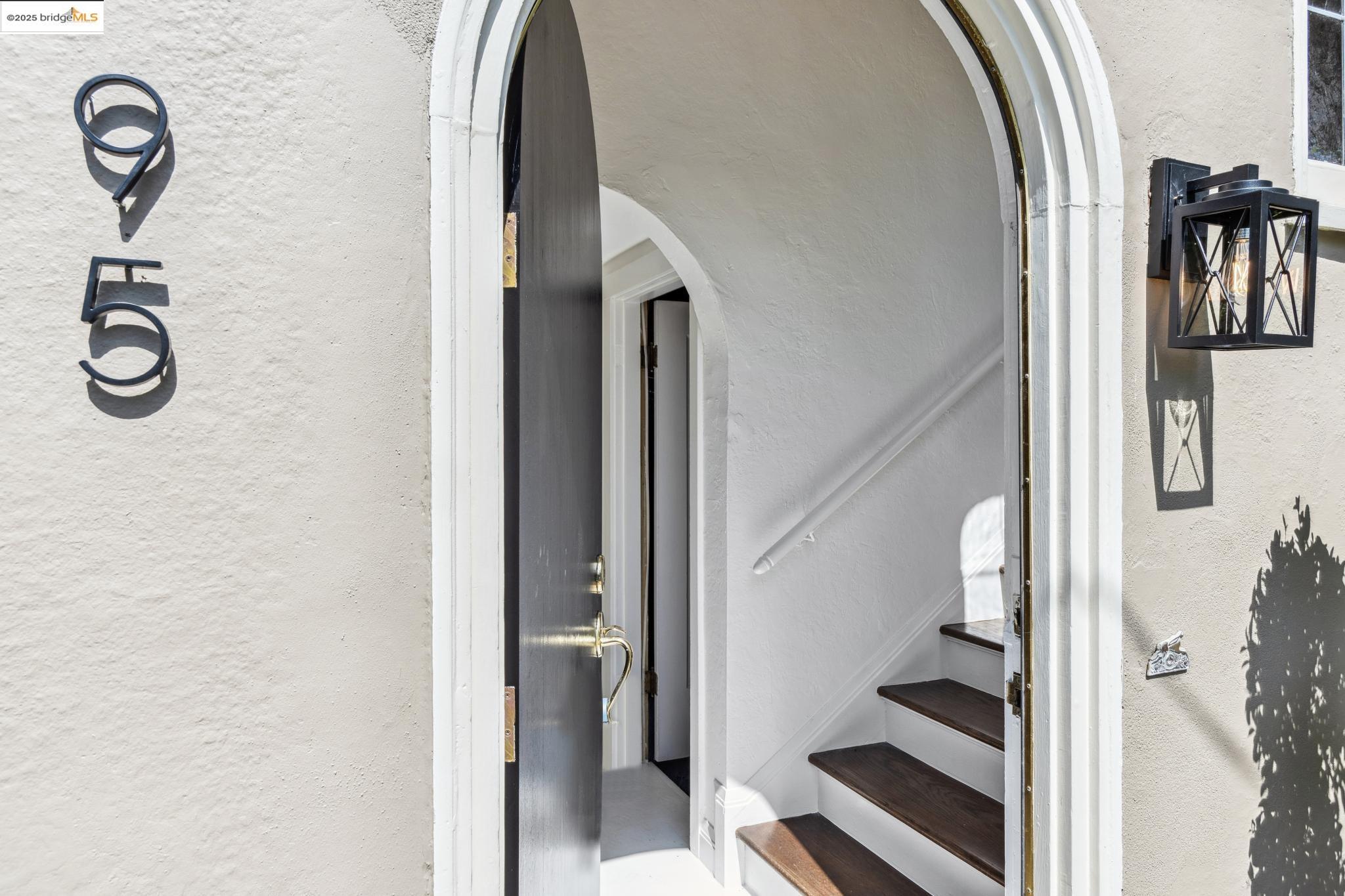 Detail Gallery Image 10 of 60 For 95 Alvarado Rd, Berkeley,  CA 94705 - 2 Beds | 1/1 Baths