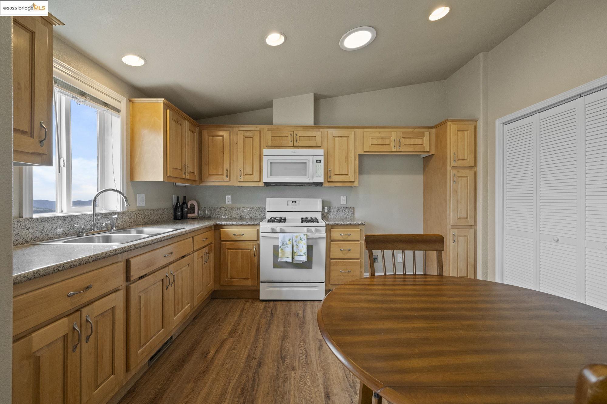 Detail Gallery Image 17 of 28 For 14865 W Blue Bell Rd, Sonora,  CA 95370 - 5 Beds | 2 Baths