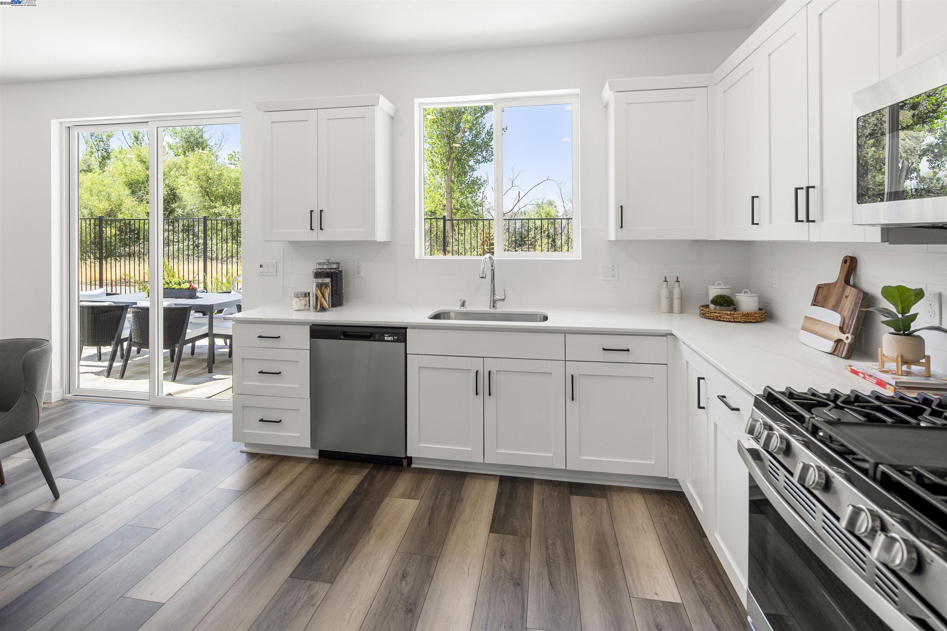 Detail Gallery Image 5 of 6 For 866 Pecan Tree Ln, Galt,  CA 95632 - 3 Beds | 2/1 Baths
