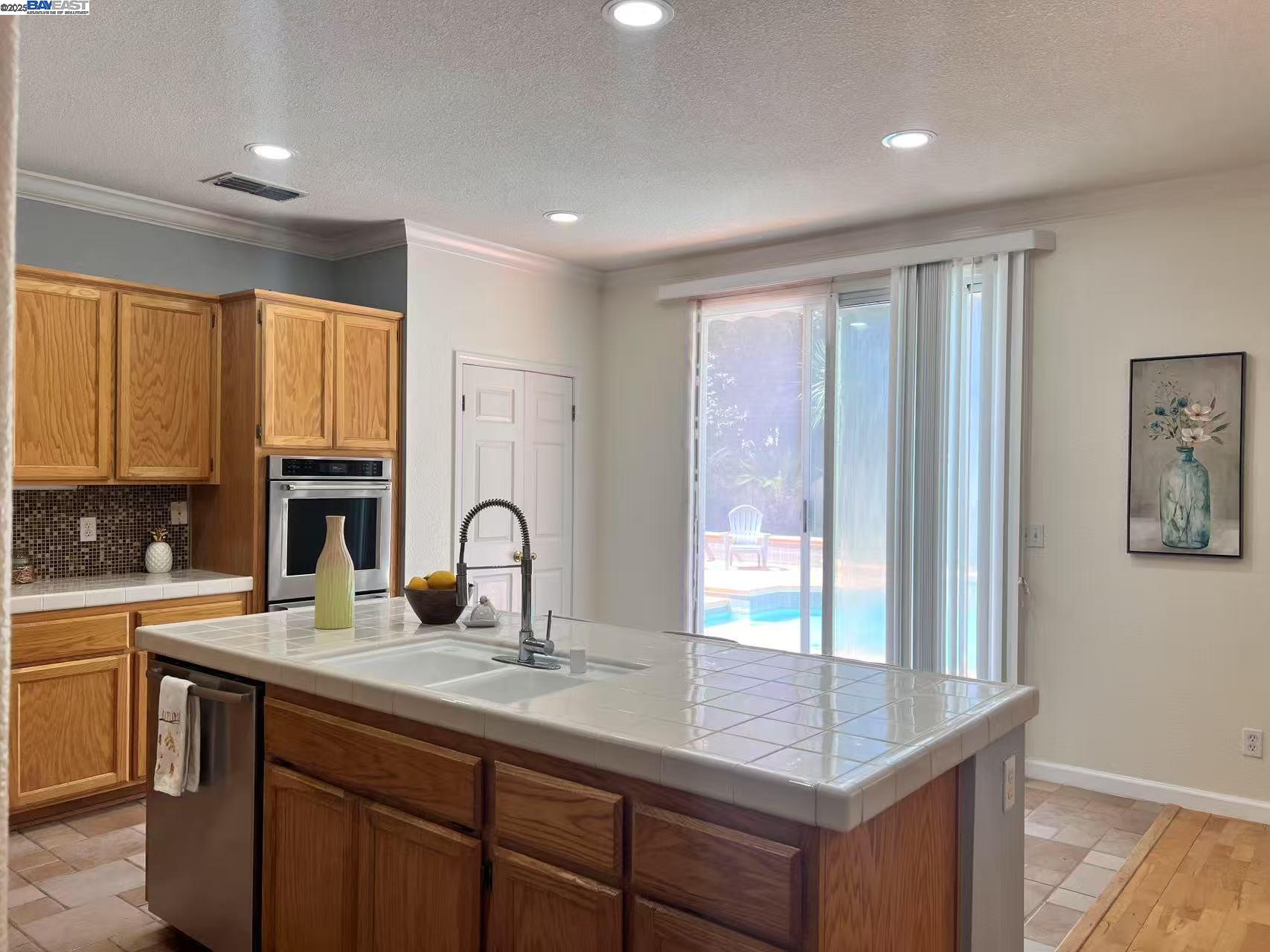 Detail Gallery Image 12 of 39 For 6472 Brook Hollow Cir, Stockton,  CA 95219 - 5 Beds | 2/1 Baths