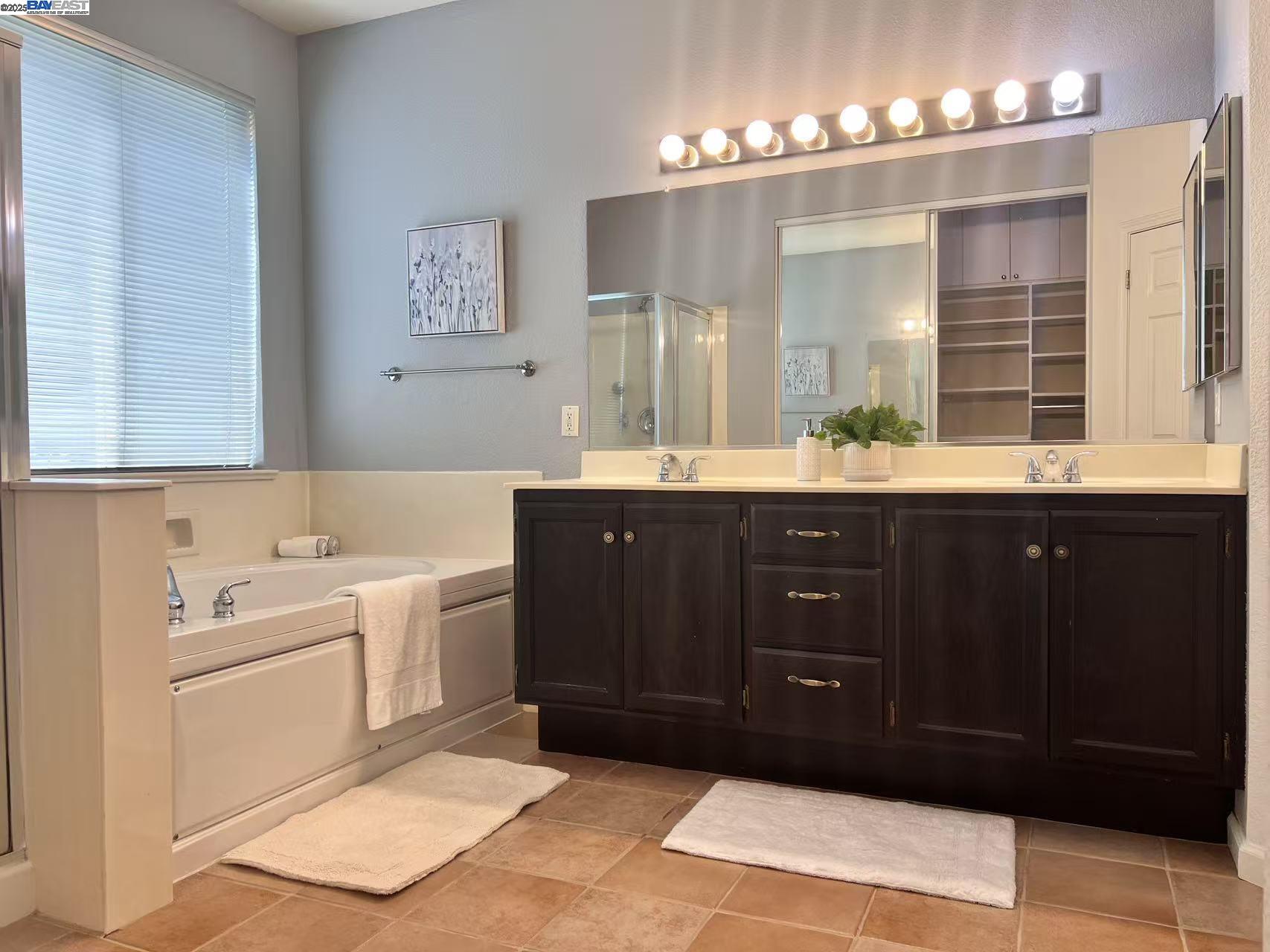 Detail Gallery Image 15 of 39 For 6472 Brook Hollow Cir, Stockton,  CA 95219 - 5 Beds | 2/1 Baths